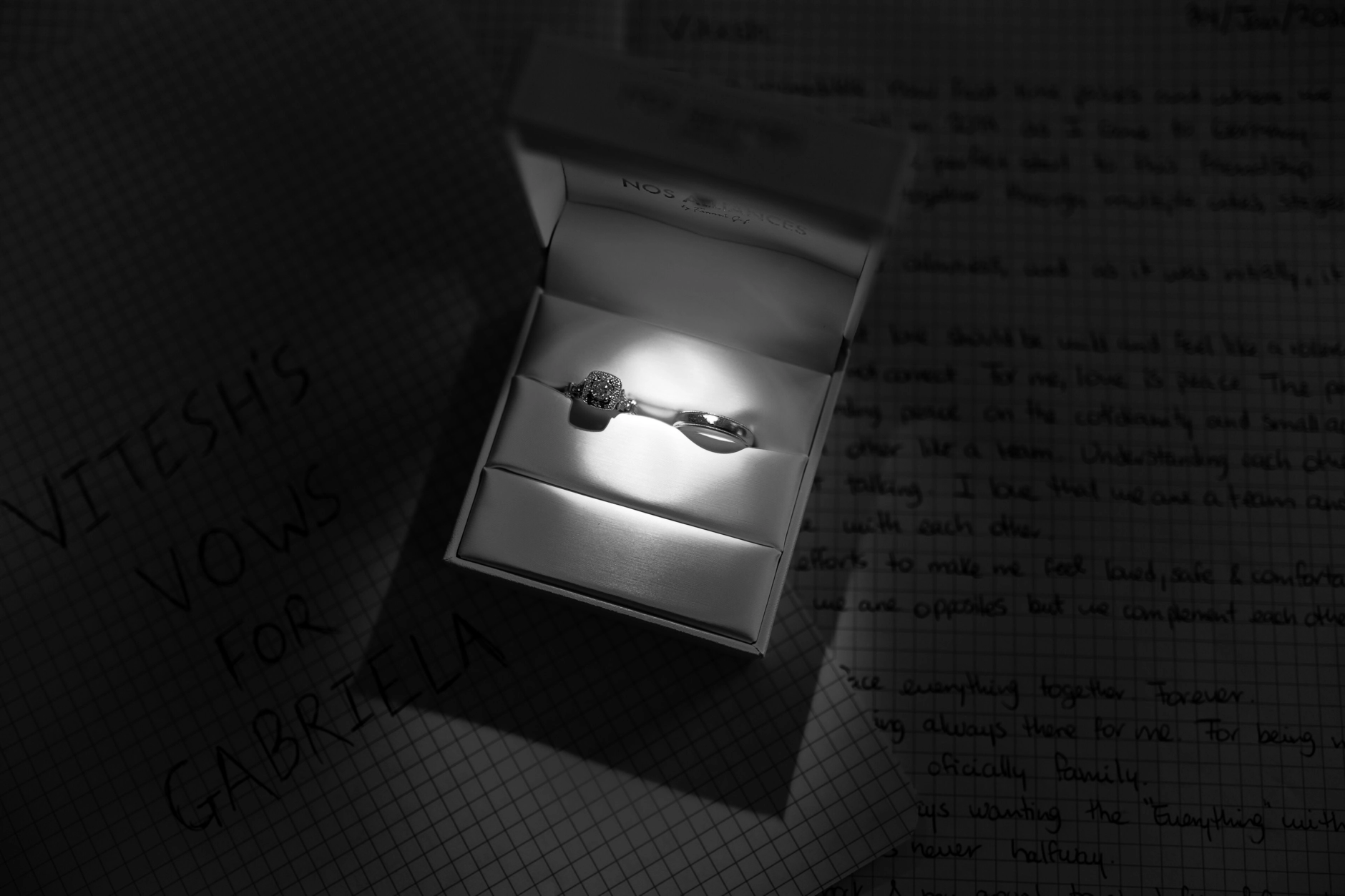 Gaby and Vitesh – Golden mosaic décor as wedding backdrop in Ranshofen