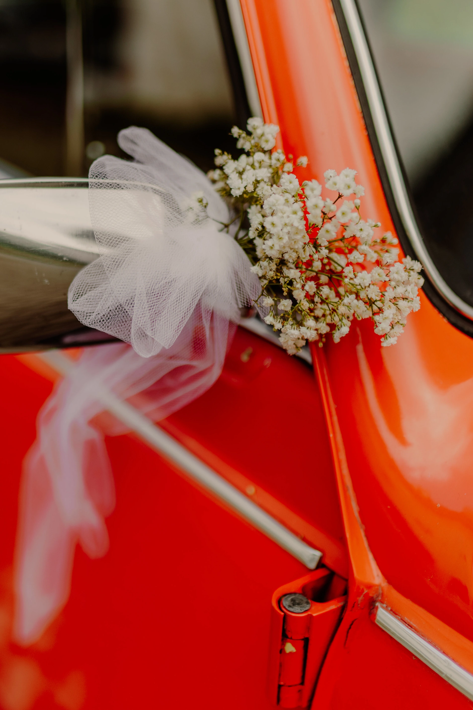 Haiko y Jocelyn – Ramo nupcial sobre el coche vintage rojo en Gasthaus Bartl