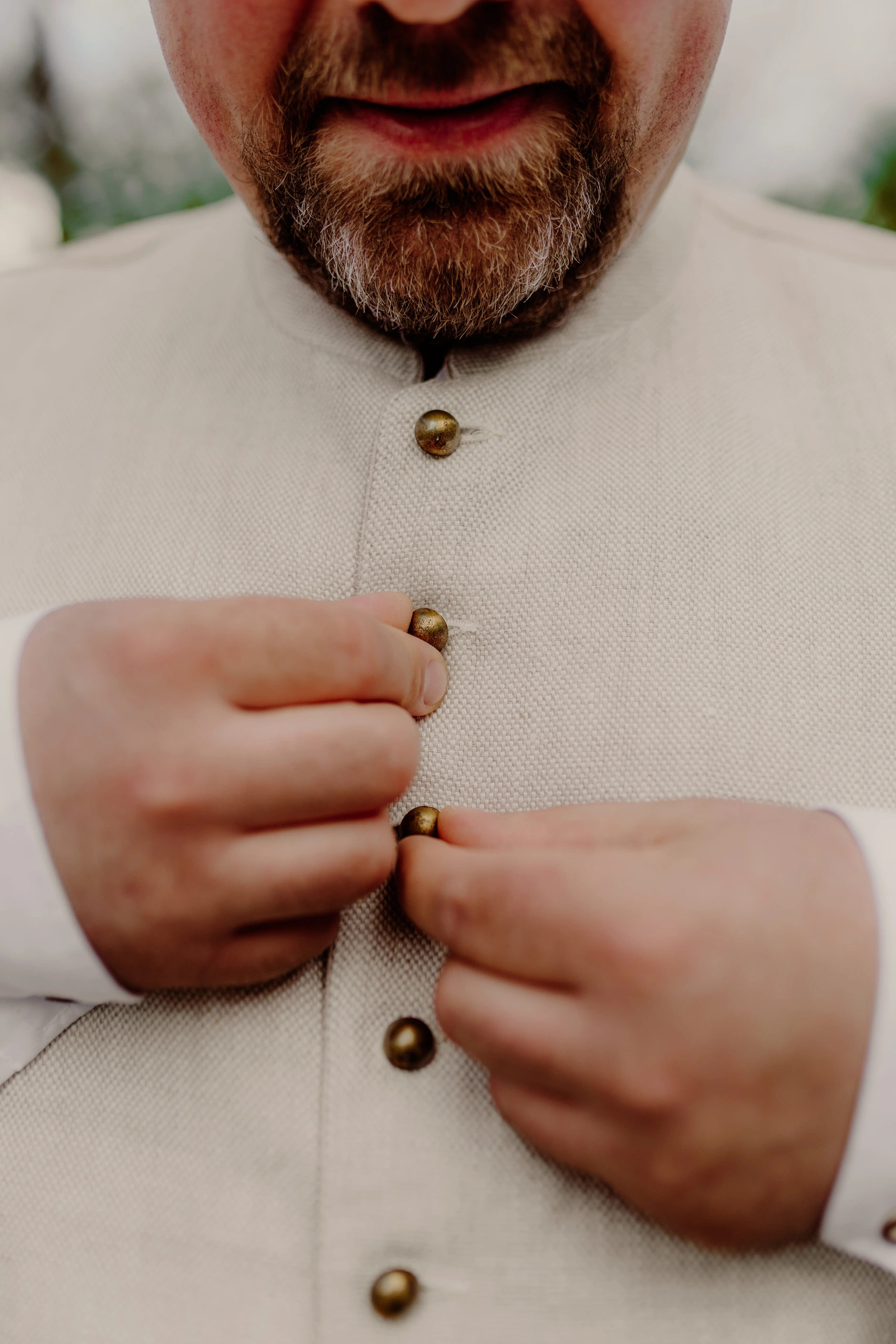Haiko y Jocelyn – Detalle del coche vintage rojo con flores nupciales en Gasthaus Bartl