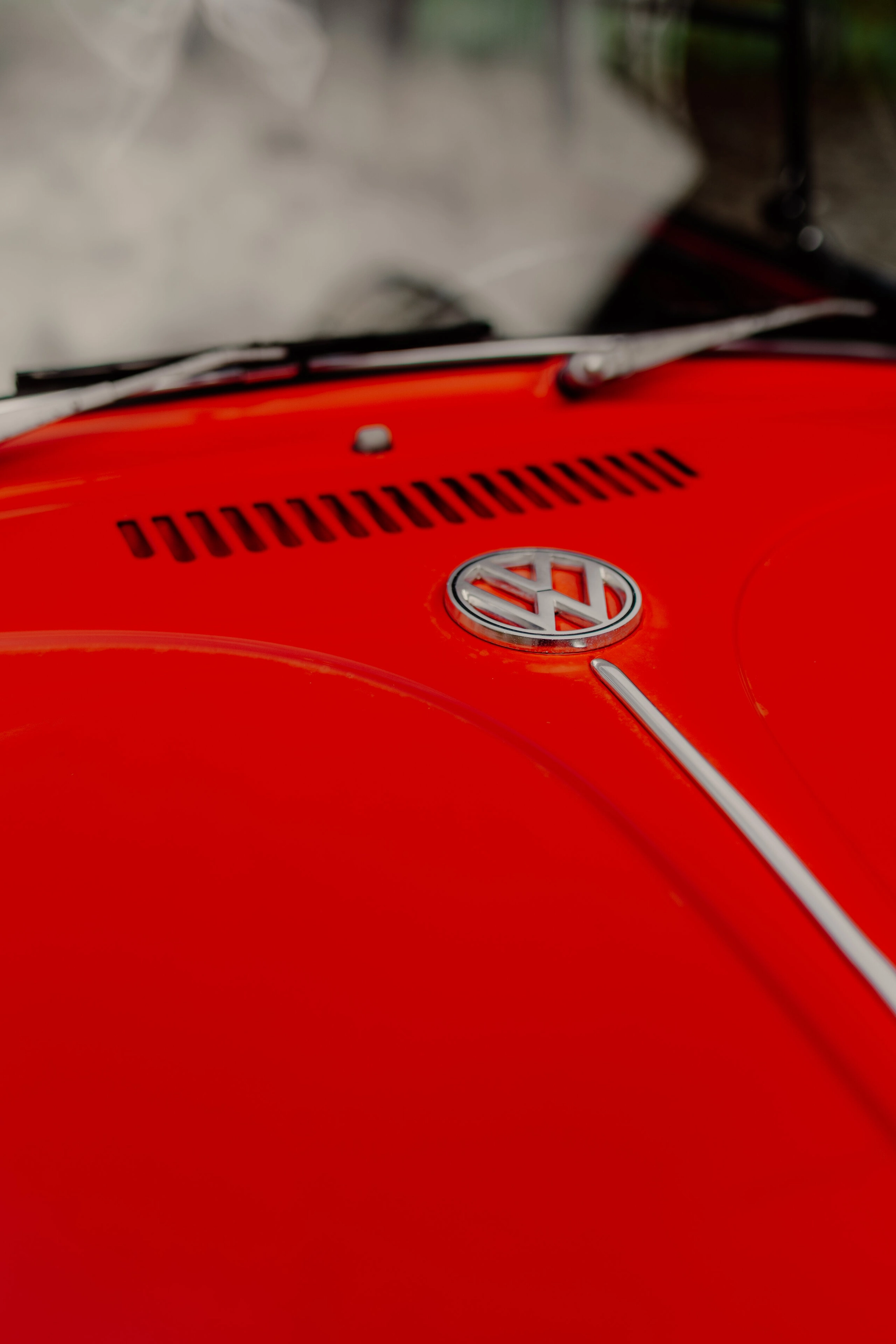 Haiko y Jocelyn – Detalle de boda flores y coche vintage en Gasthaus Bartl