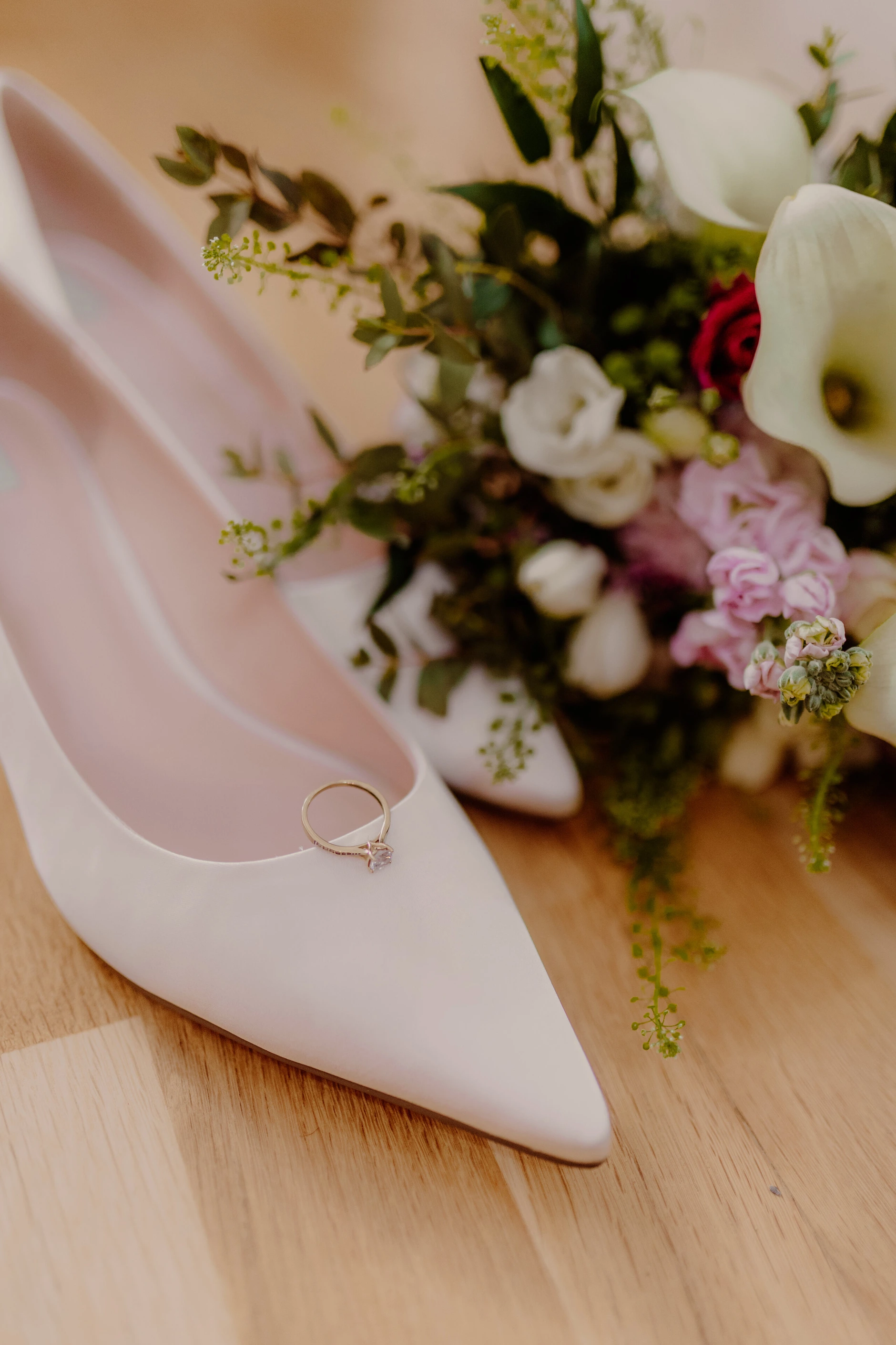 Haiko y Jocelyn – Detalle del coche vintage con rosas en la boda en Gasthaus Bartl