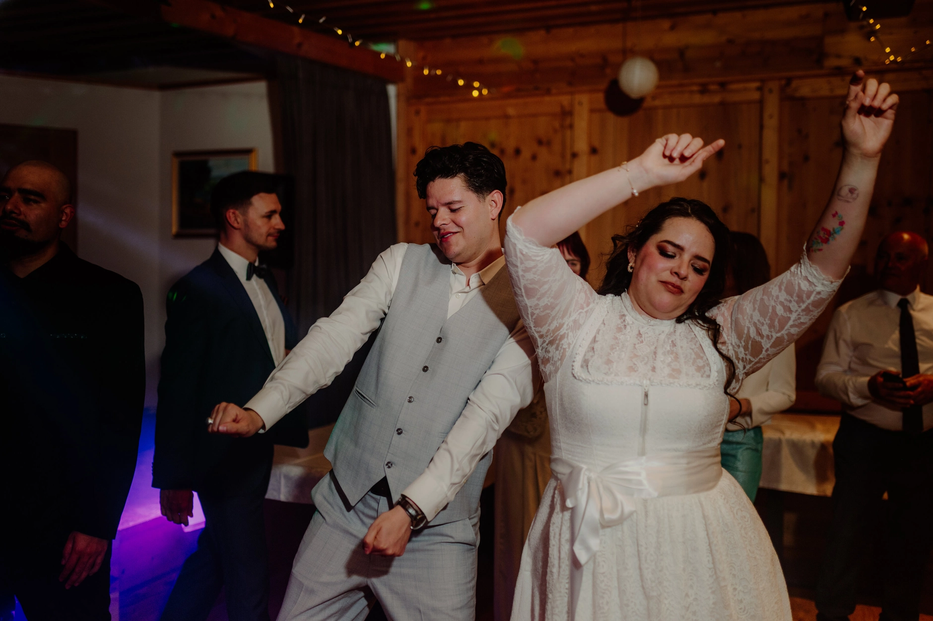 Haiko y Jocelyn – Sesión de retratos de boda en Gasthaus Bartl, Baviera
