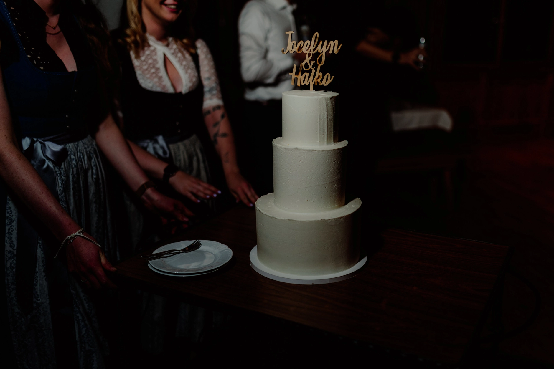 Haiko y Jocelyn – Sesión de retratos de boda en Gasthaus Bartl, Baviera
