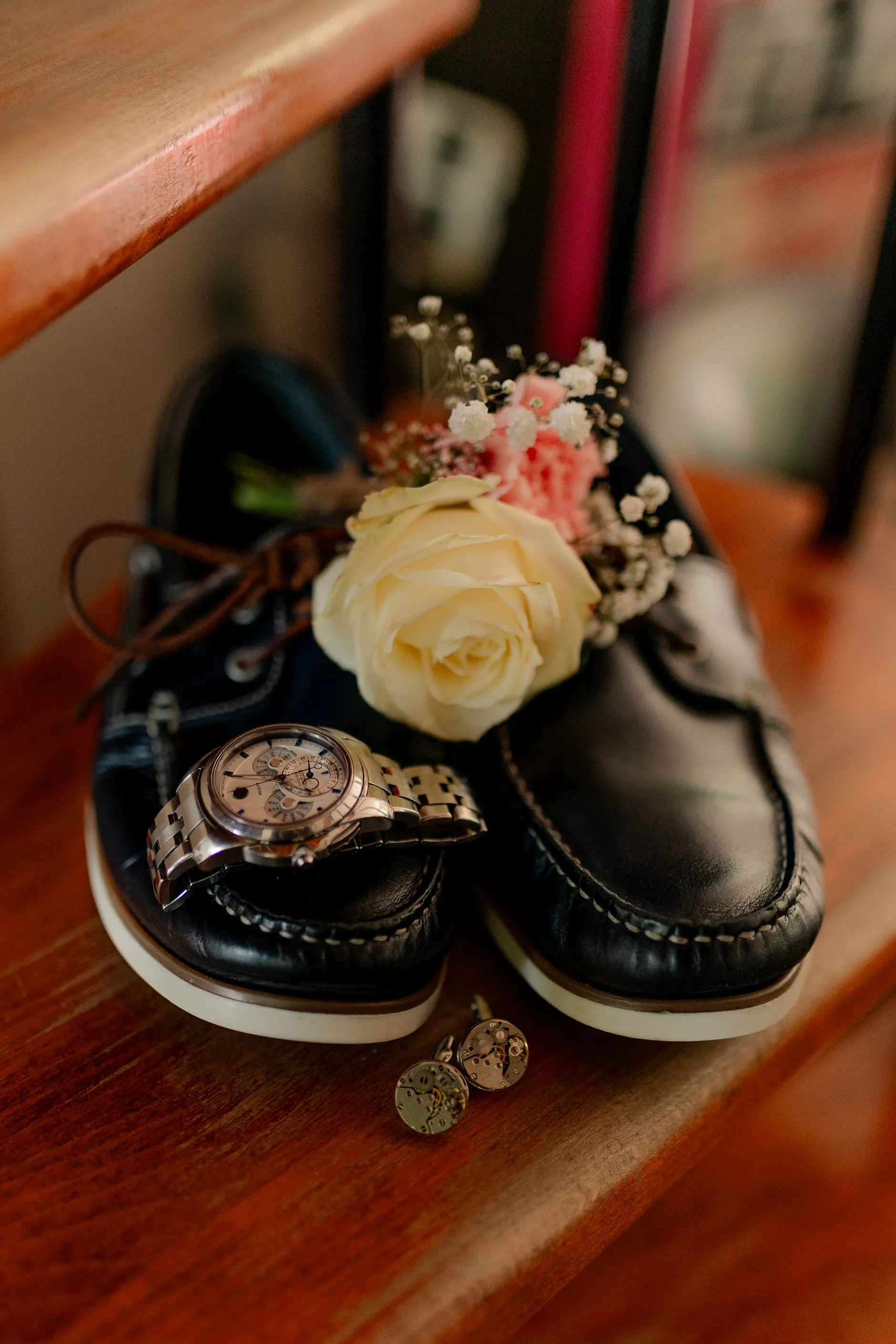 El novio Romain besando a la novia Deus en la mejilla al aire libre – boda Milly-la-Forêt Francia