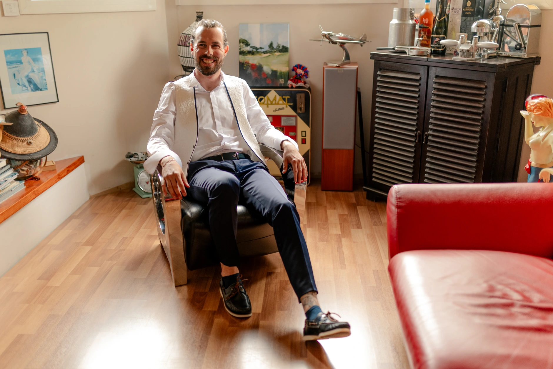 La novia y el novio de pie juntos en el parque – boda Milly-la-Forêt Francia
