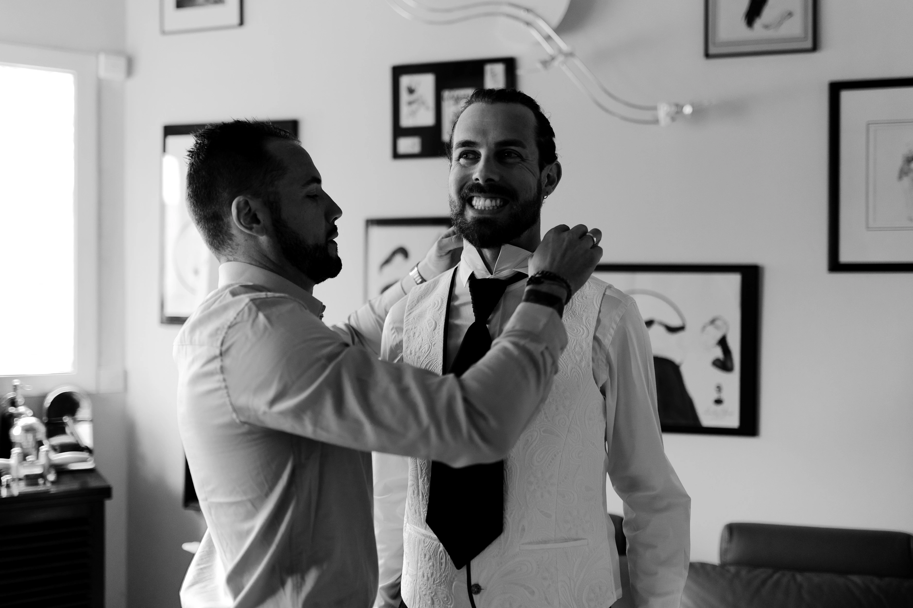 Imagen en blanco y negro de la pareja abrazándose en el jardín – fotografía de boda Francia