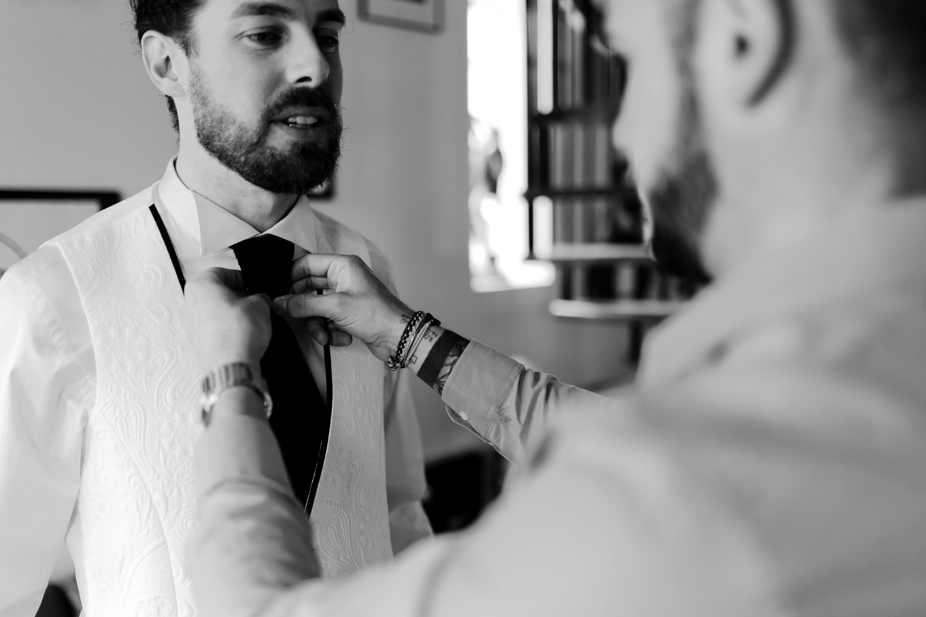 La novia Deus riendo, mirando hacia arriba en el jardín – fotografía de boda Francia