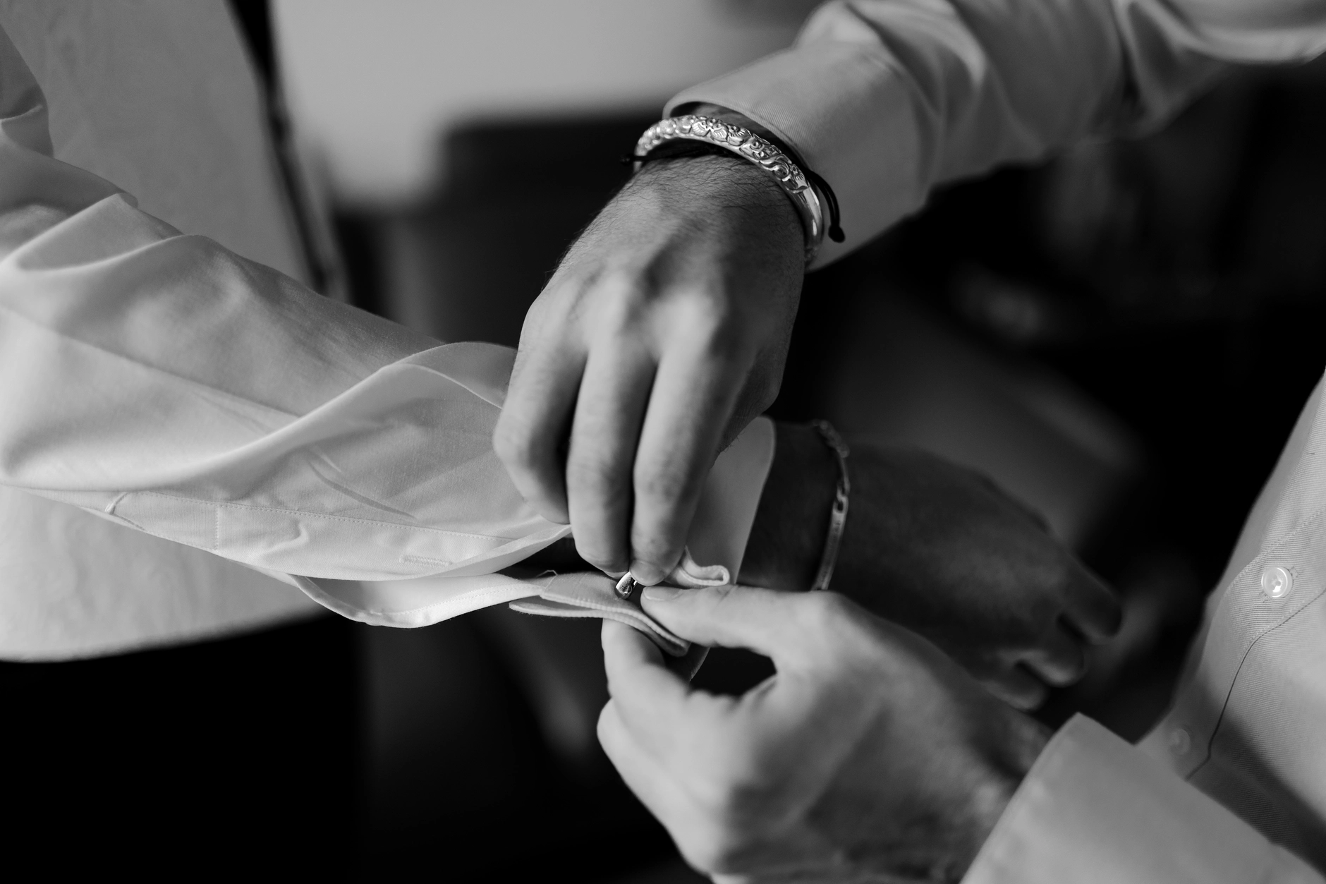 Retrato de boda al aire libre entre árboles altos – Deus y Romain boda Francia