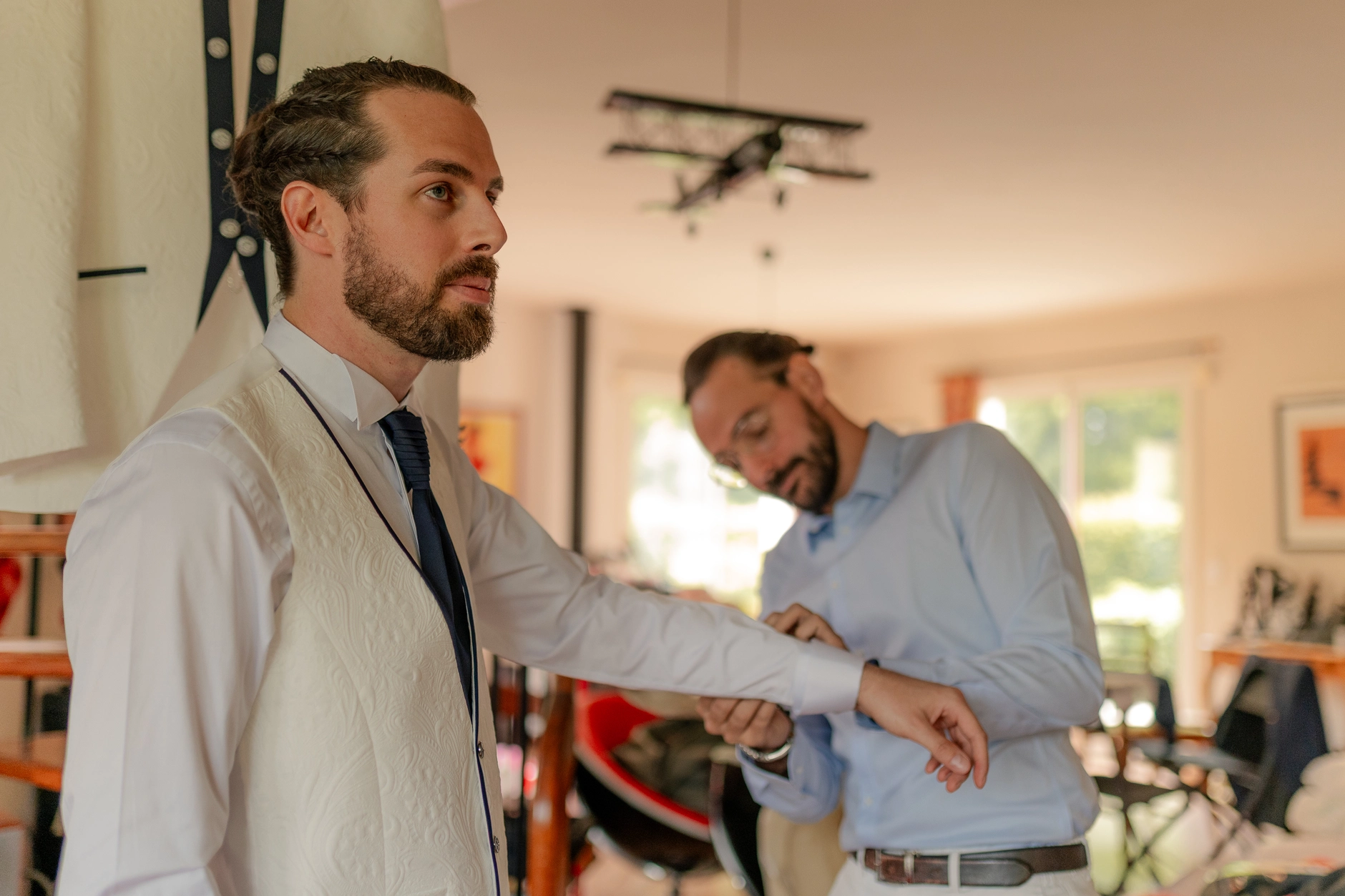 La pareja robándose un beso en el jardín verde – fotografía de boda Milly-la-Forêt Francia