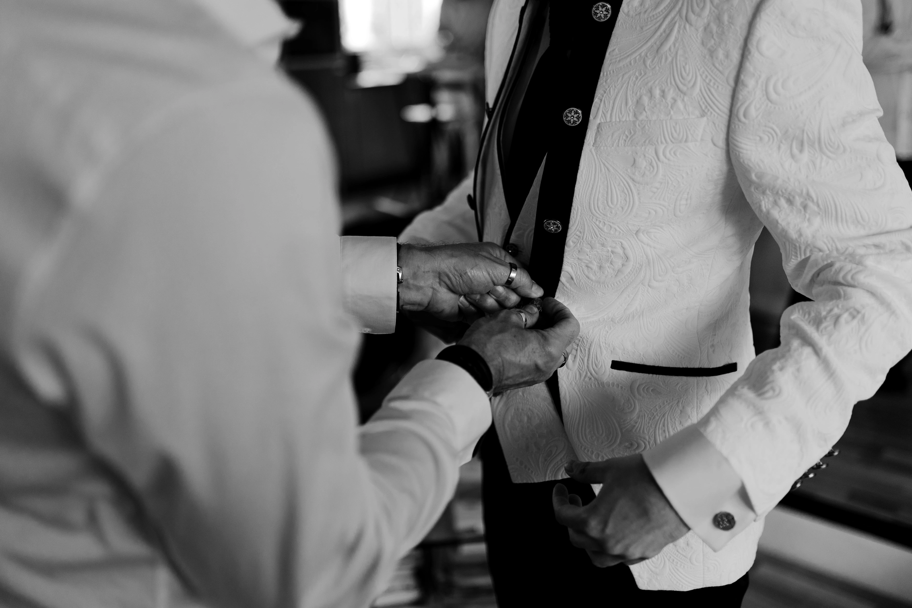 La novia Deus con vestido blanco rodeada de vegetación – fotografía de boda Milly-la-Forêt