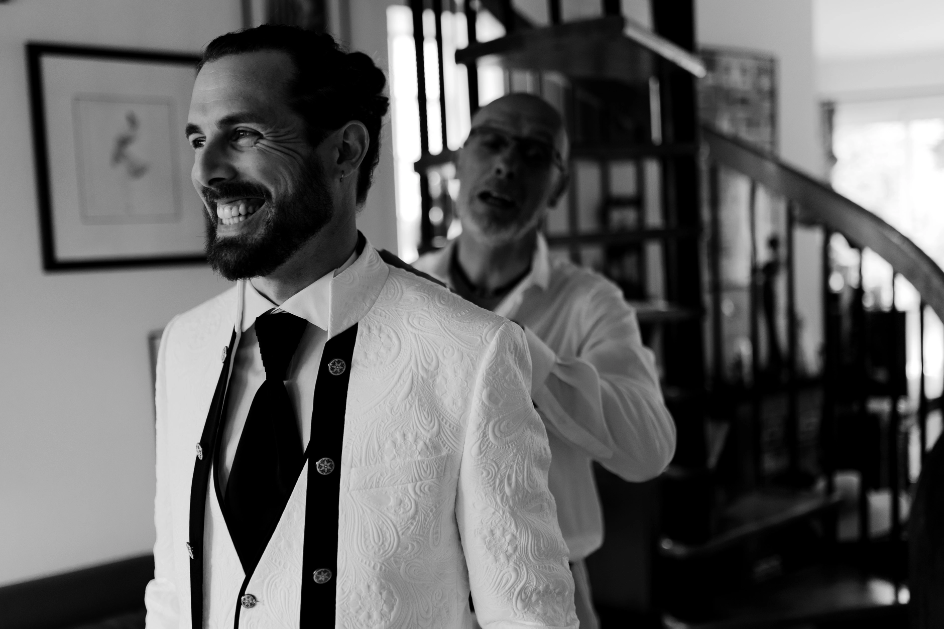 La novia Deus caminando con ramo, fondo de bosque – boda Francia