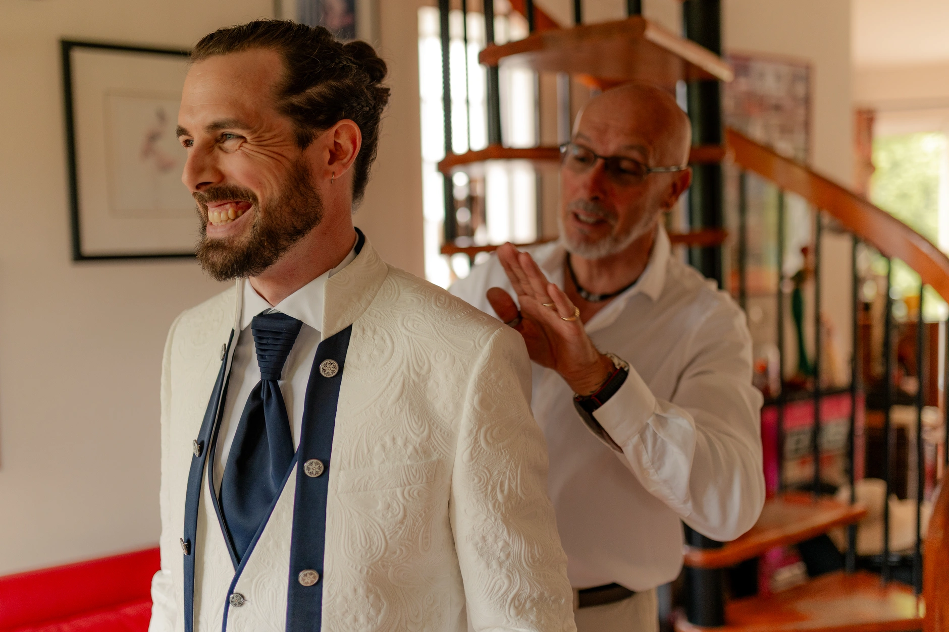Couple sentados juntos al aire libre en el parque – fotografía de boda Milly-la-Forêt Francia