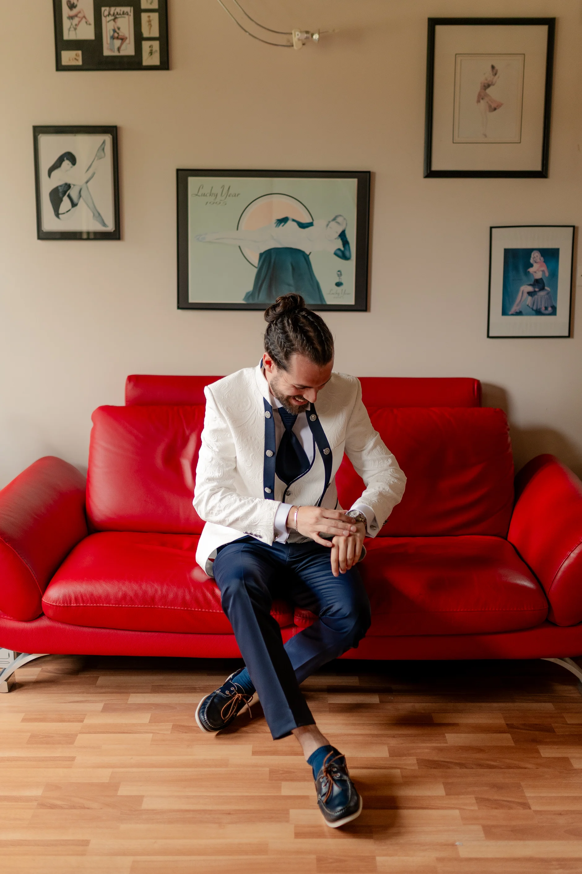 Couple alejándose de la cámara por el parque – Deus y Romain boda Francia