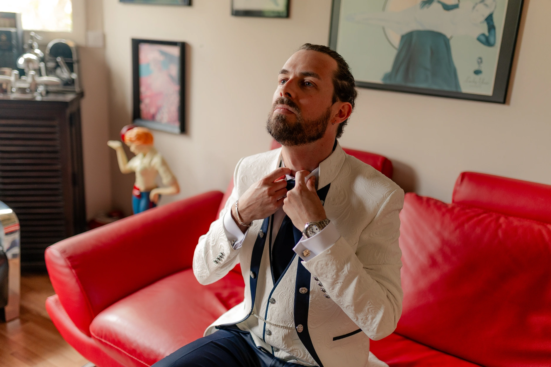 Romantic moment between Deus y Romain al aire libre – fotografía de boda Milly-la-Forêt