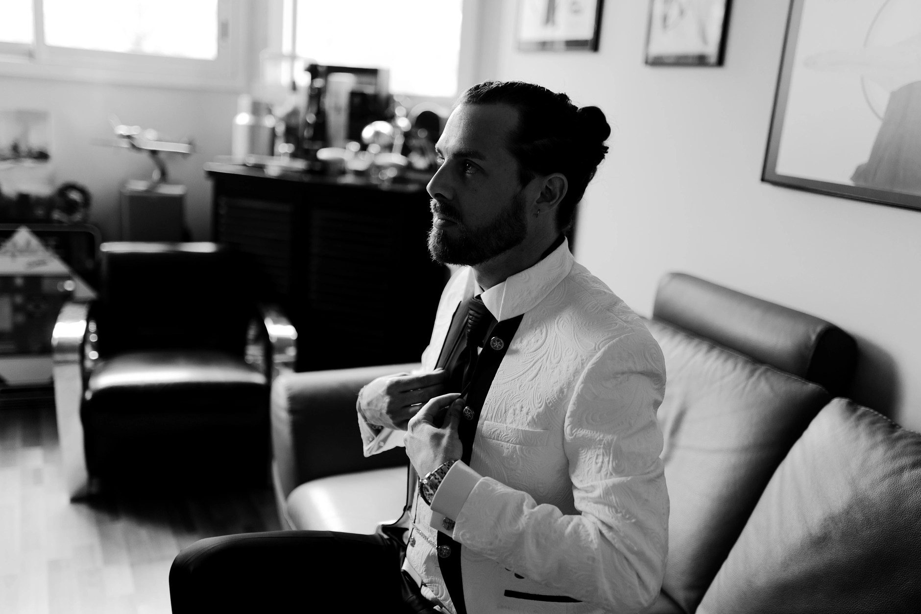 Wide outdoor portrait of couple in jardín – fotografía de boda Francia