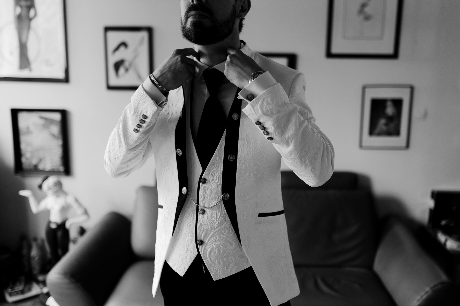 Groom and bride together under canopy of trees – Deus y Romain boda Francia