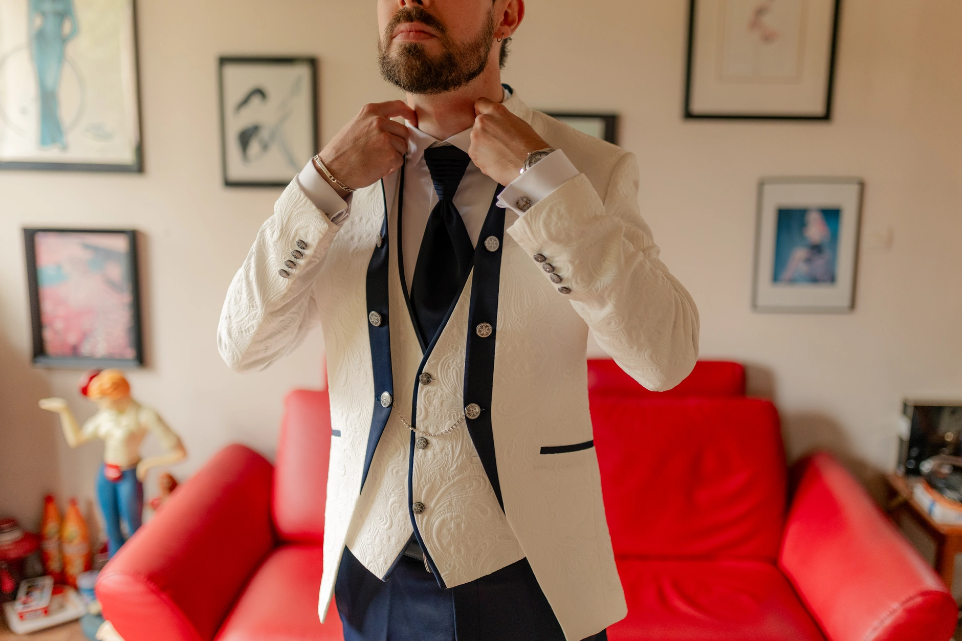Outdoor portrait of couple among wildflowers – fotografía de boda Milly-la-Forêt