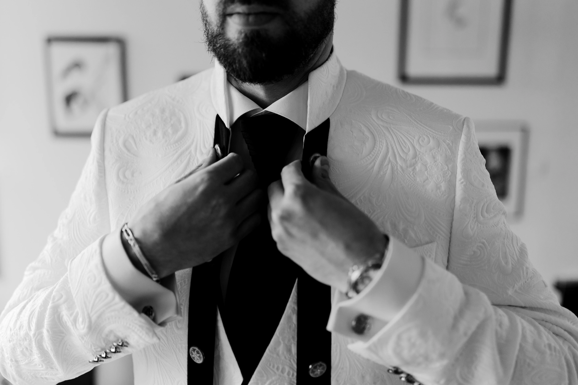 La novia y el novio forehead to forehead – boda Milly-la-Forêt Francia