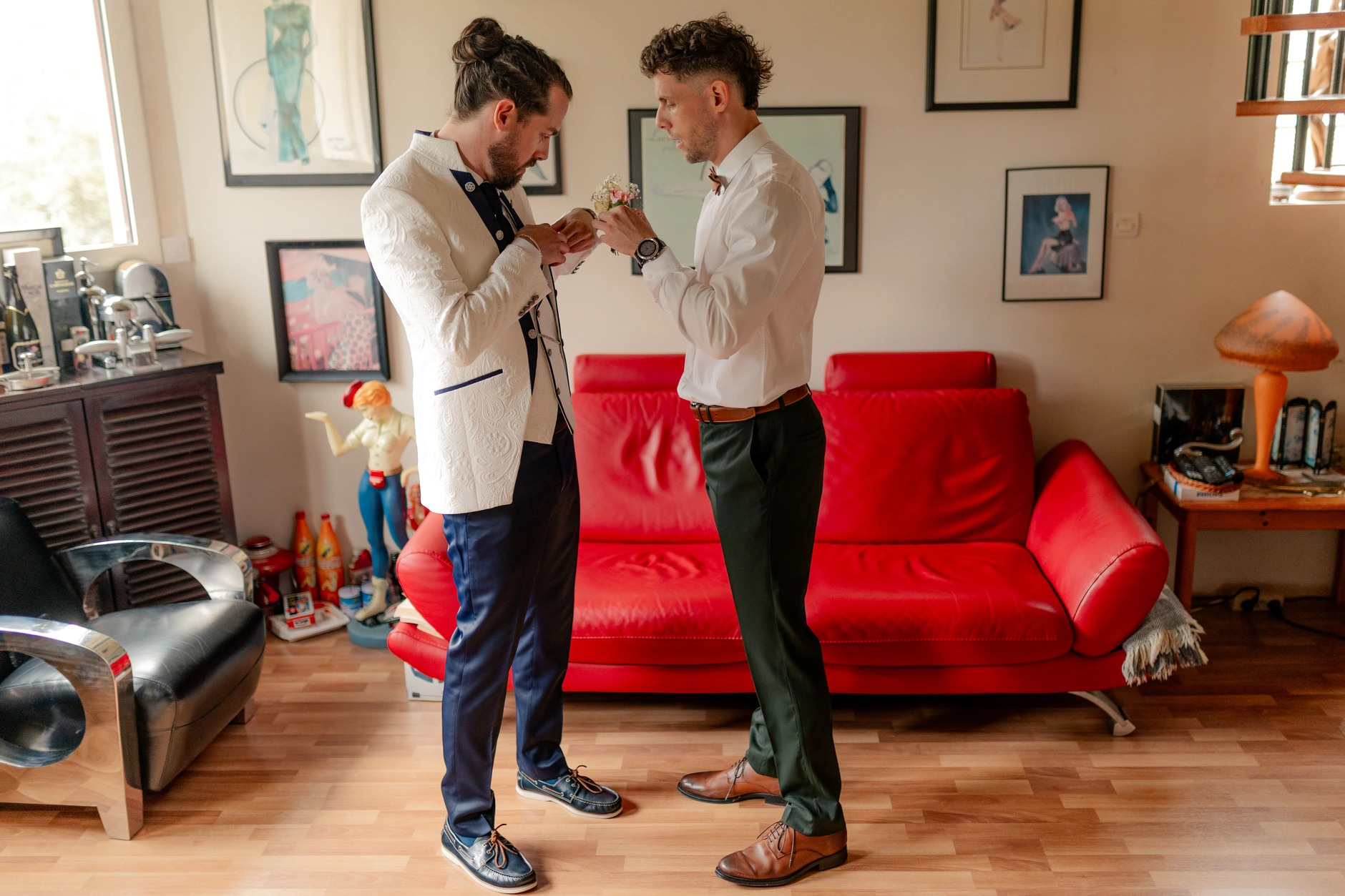 La pareja abrazándose in parque, soft light – Deus y Romain boda Milly-la-Forêt
