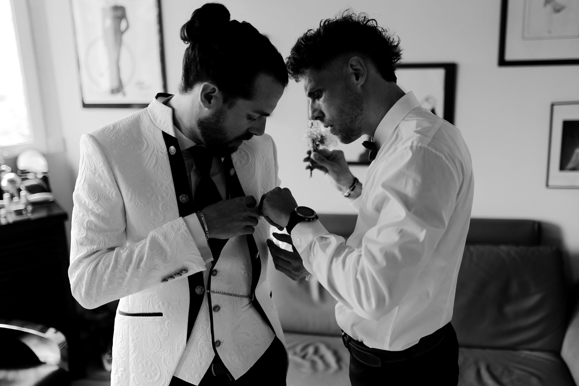 El novio Romain in white suit among jardín trees – boda Milly-la-Forêt Francia