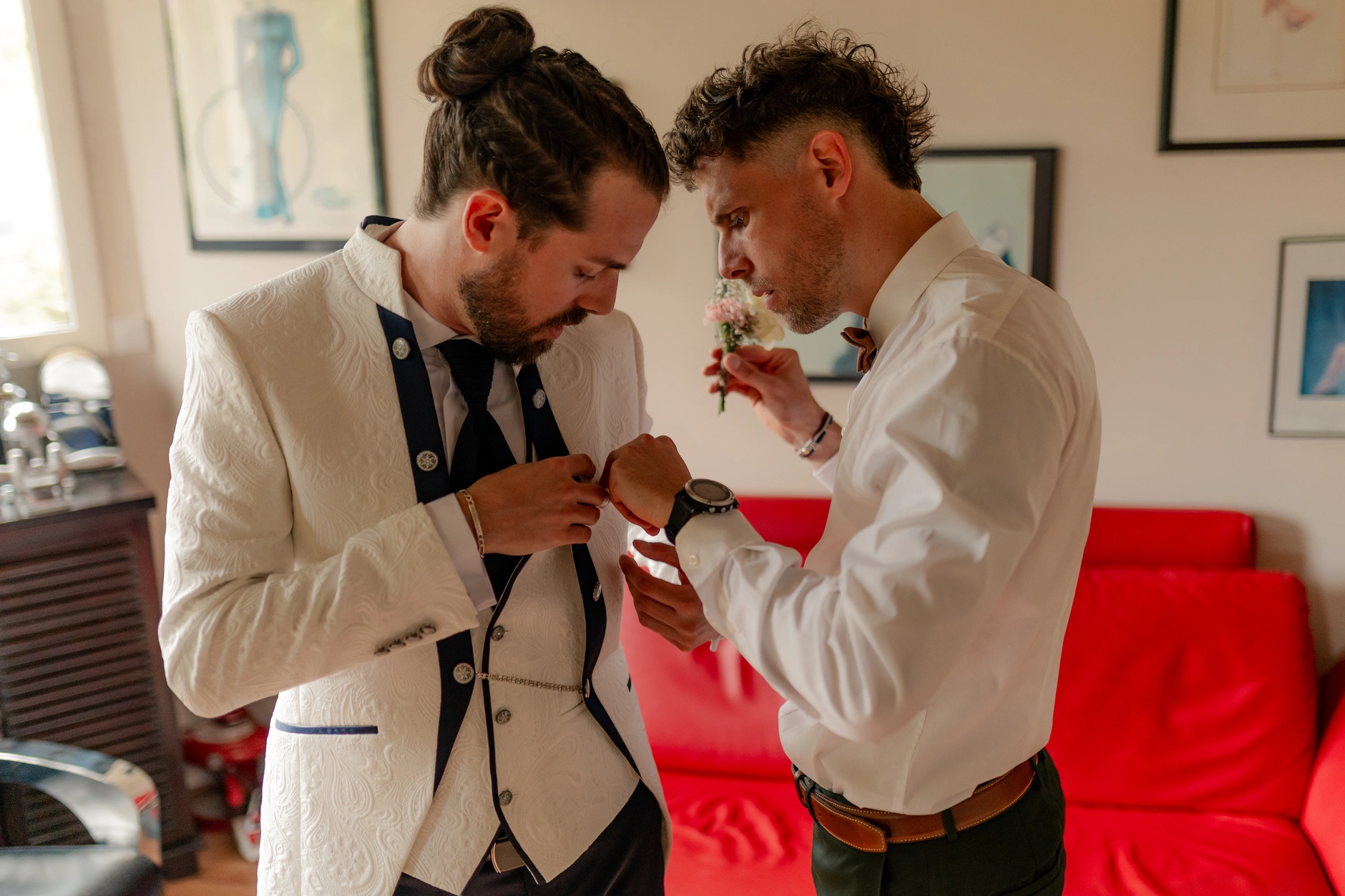 Romantic outdoor portrait of Deus y Romain – fotografía de boda Francia