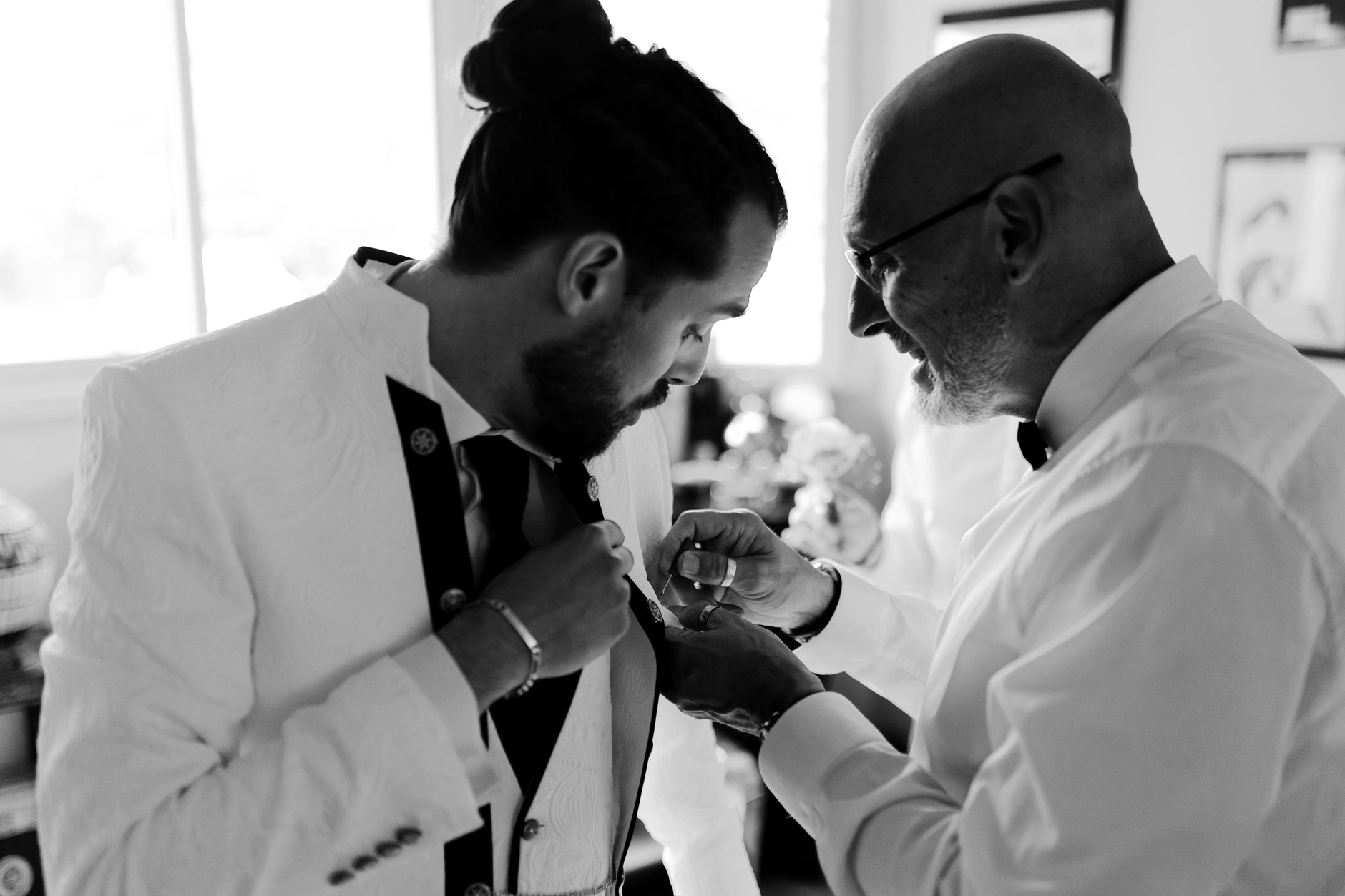 La novia y el novio close-up, outdoor natural light – fotografía de boda Milly-la-Forêt