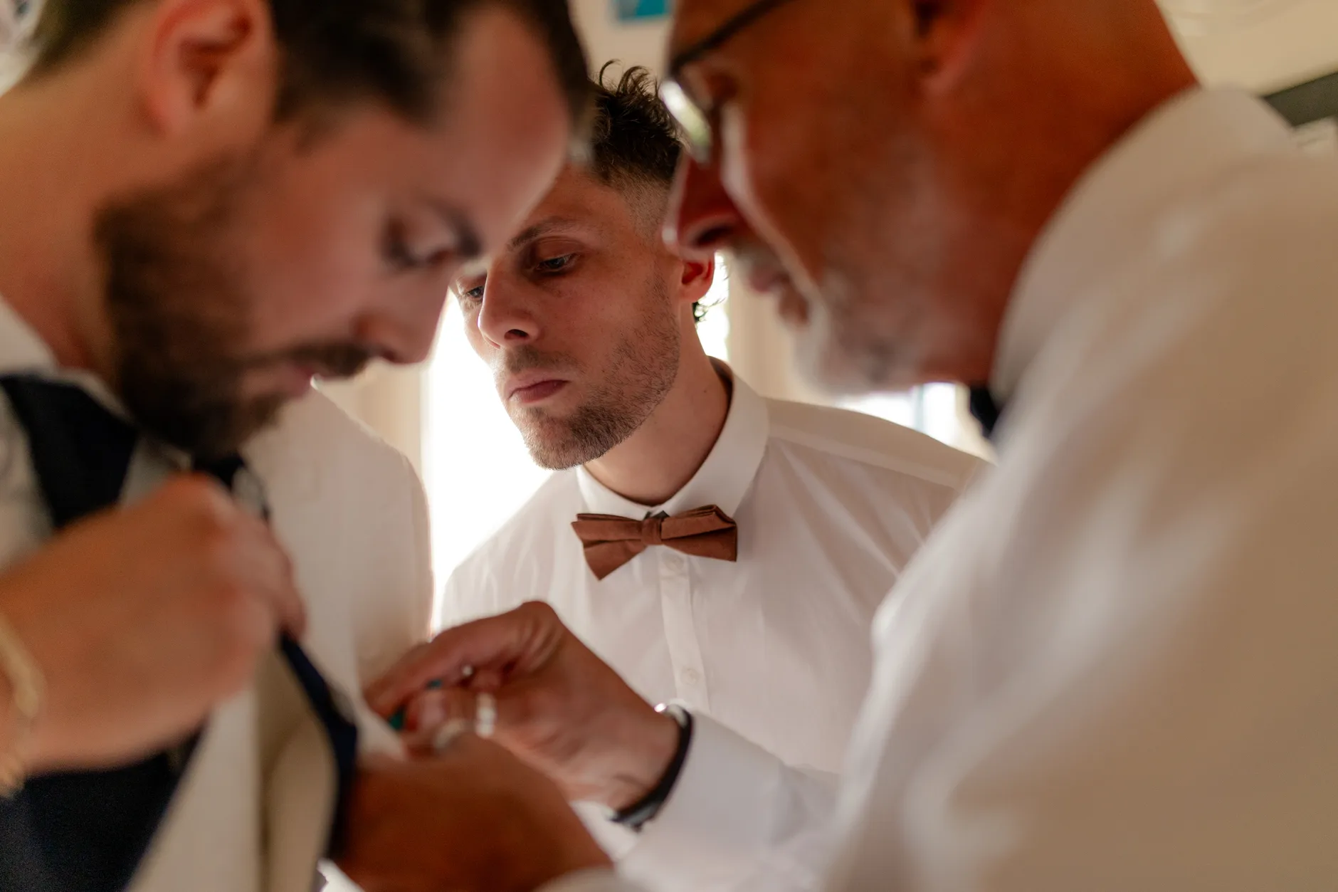 Couple walking together along jardín path – boda Milly-la-Forêt Francia