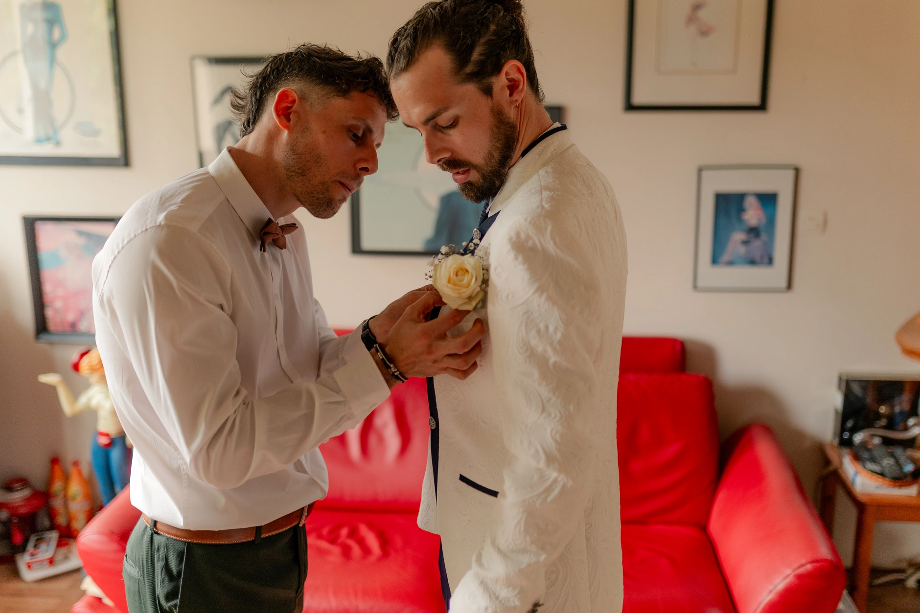 El novio Romain carrying la novia Deus in jardín – fotografía de boda Francia