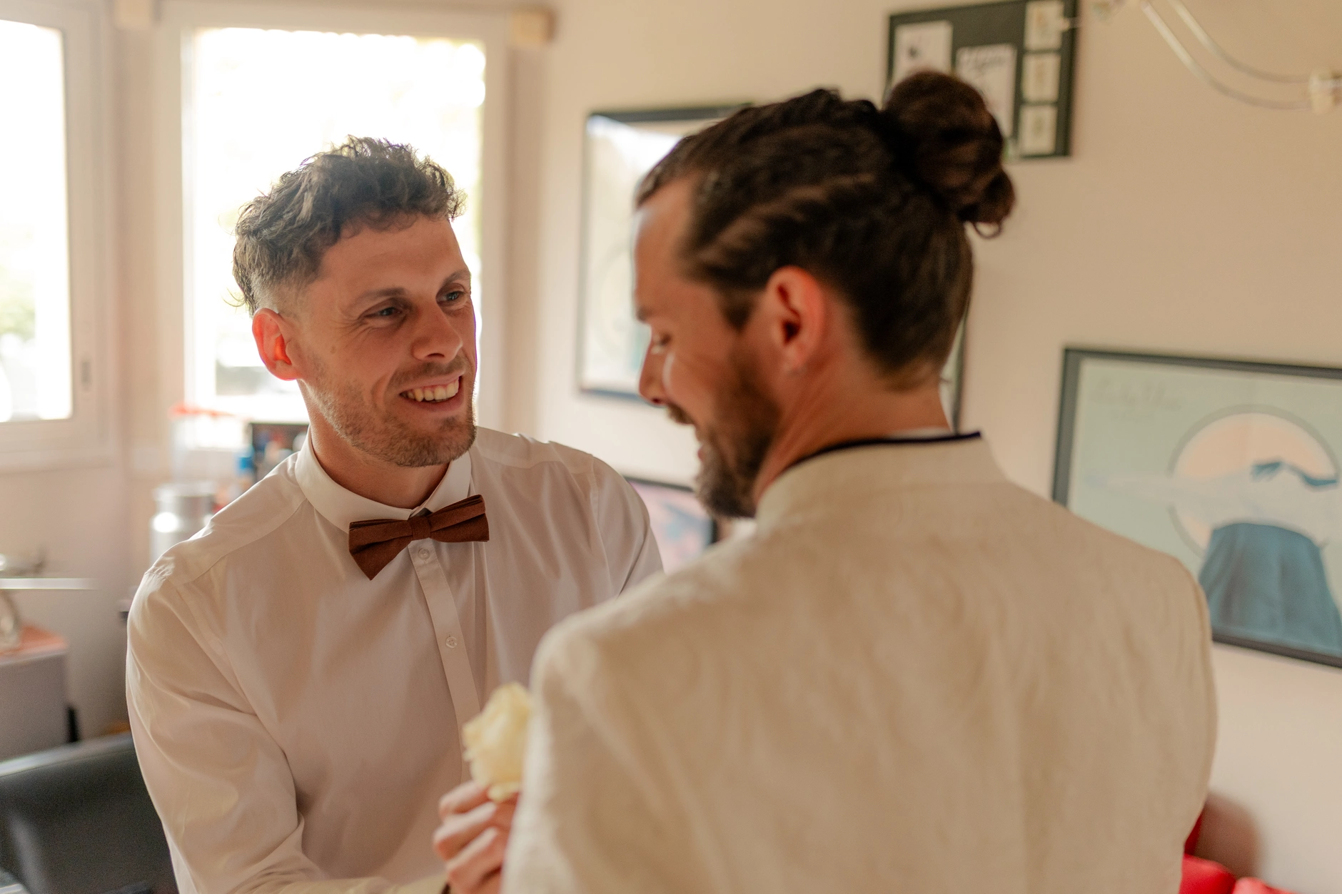 Couple running through parque, candid joy – Deus y Romain fotografía de boda Francia