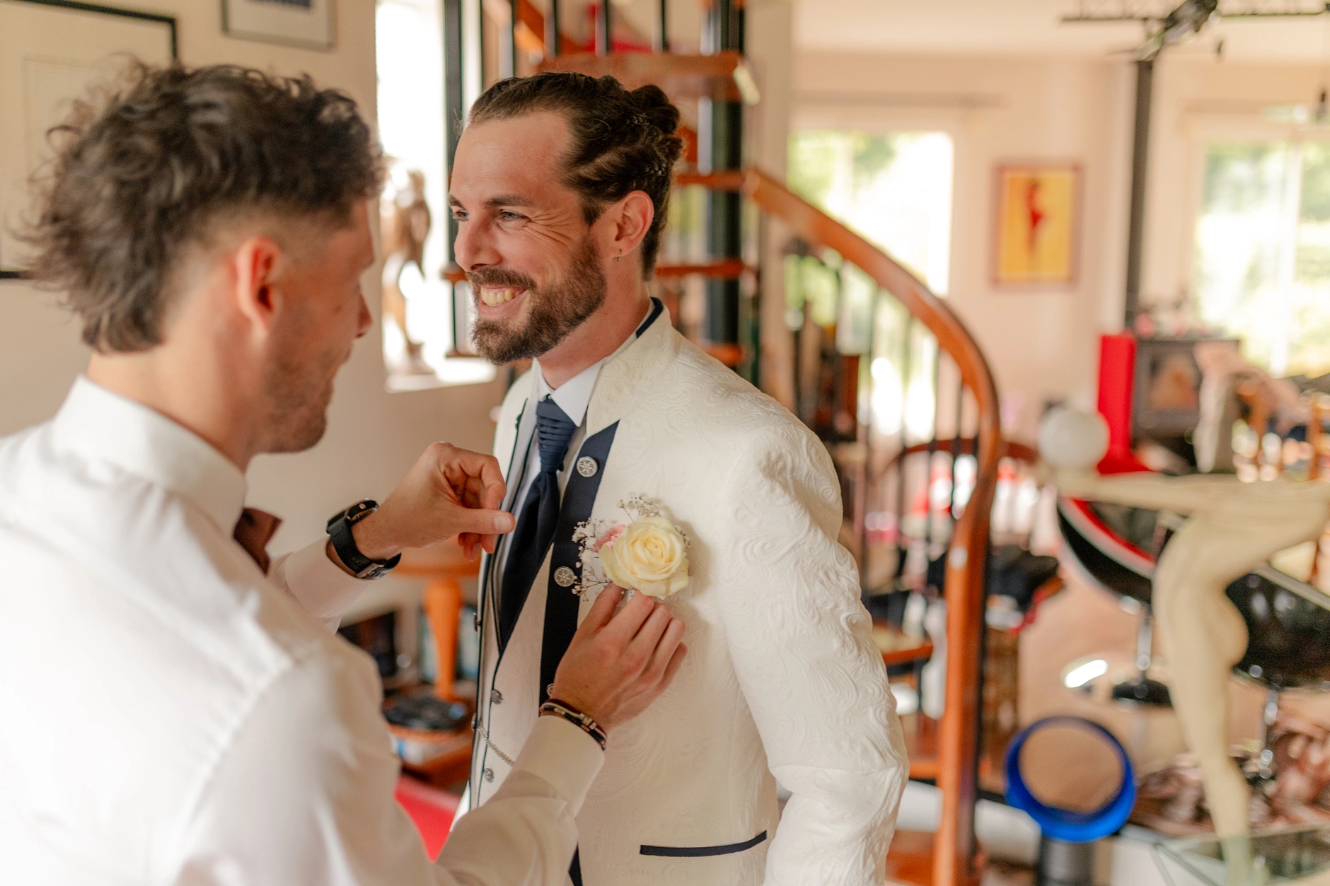 La novia Deus looking over shoulder, outdoor portrait – fotografía de boda Milly-la-Forêt