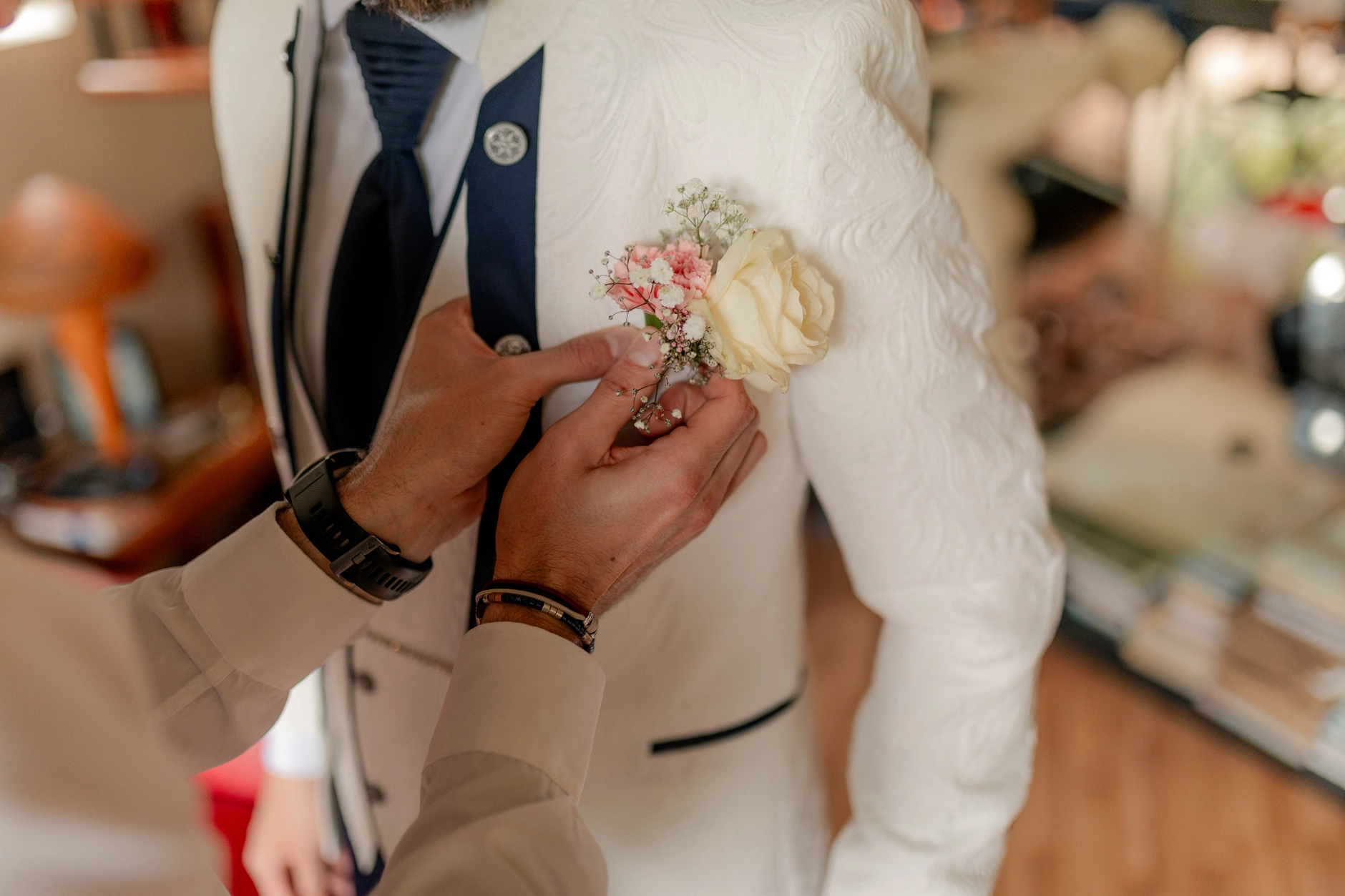 Close portrait of bride and groom, al aire libre – boda Milly-la-Forêt Francia