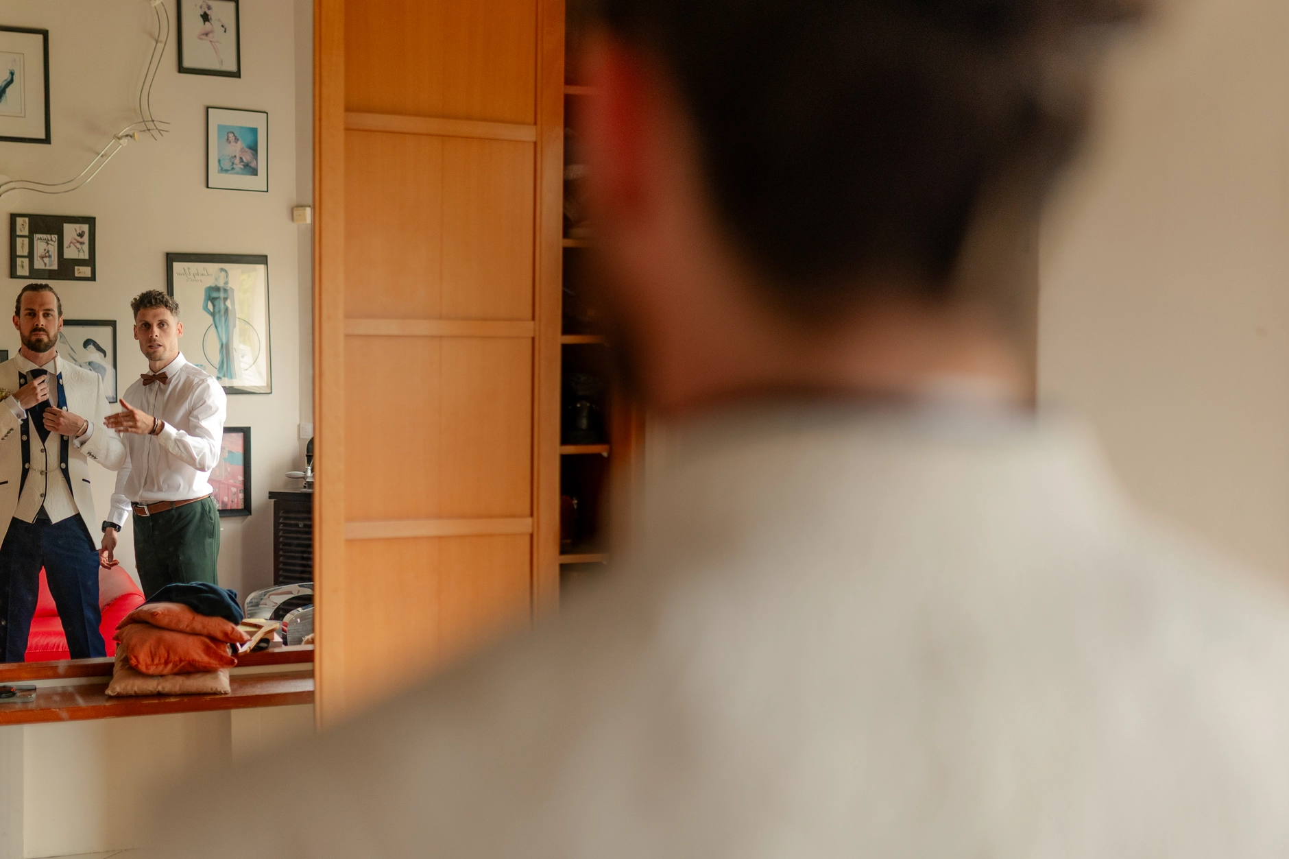 La novia Deus in white gown, outdoor close-up – fotografía de boda Milly-la-Forêt Francia