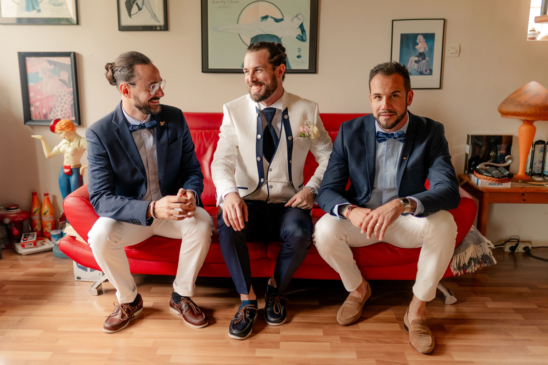 Groom and bride hand en la mano in jardín – fotografía de boda Milly-la-Forêt