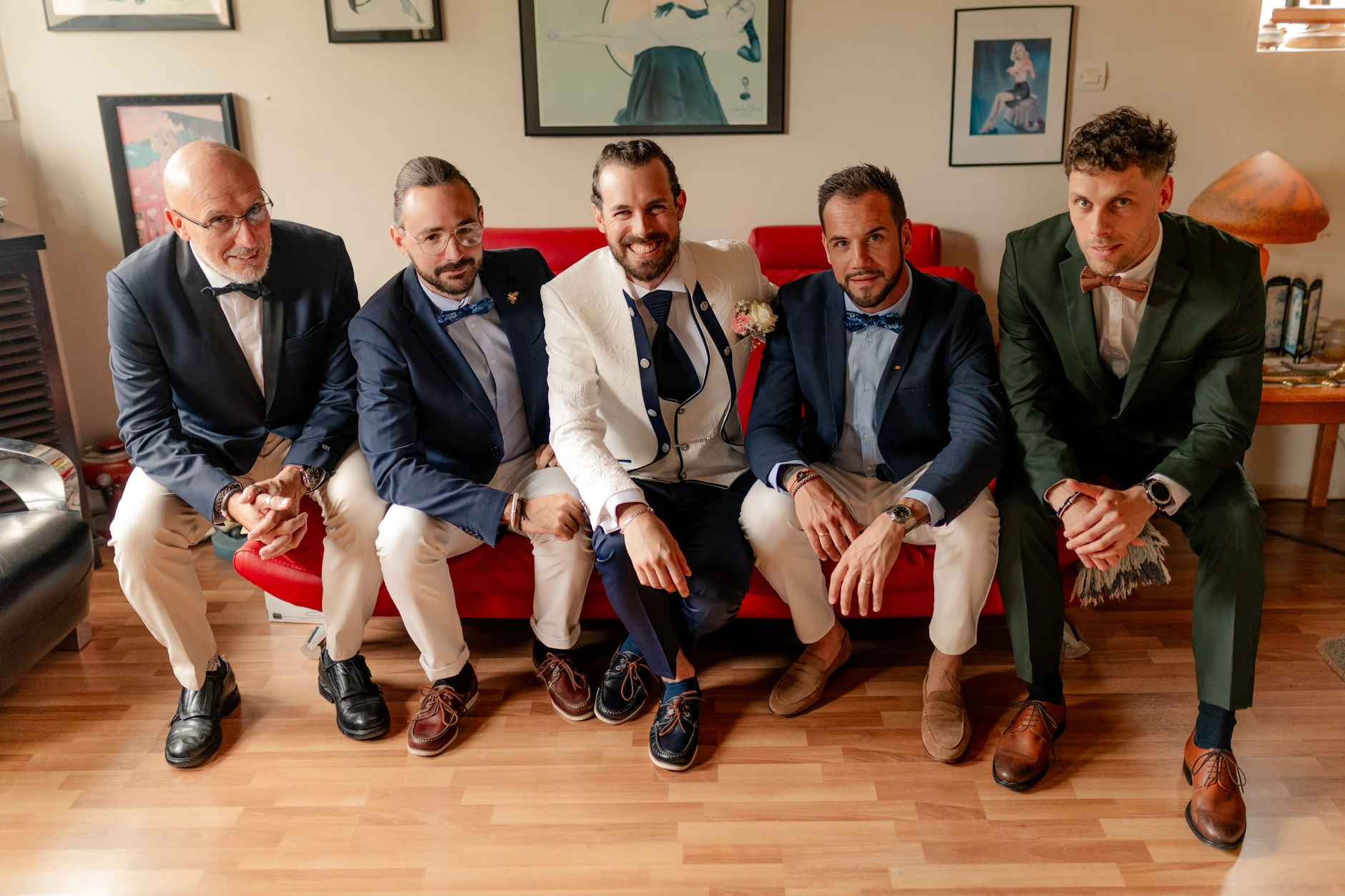 Wedding suit and boutonnière detail – Romain at wedding in Milly-la-Forêt Francia