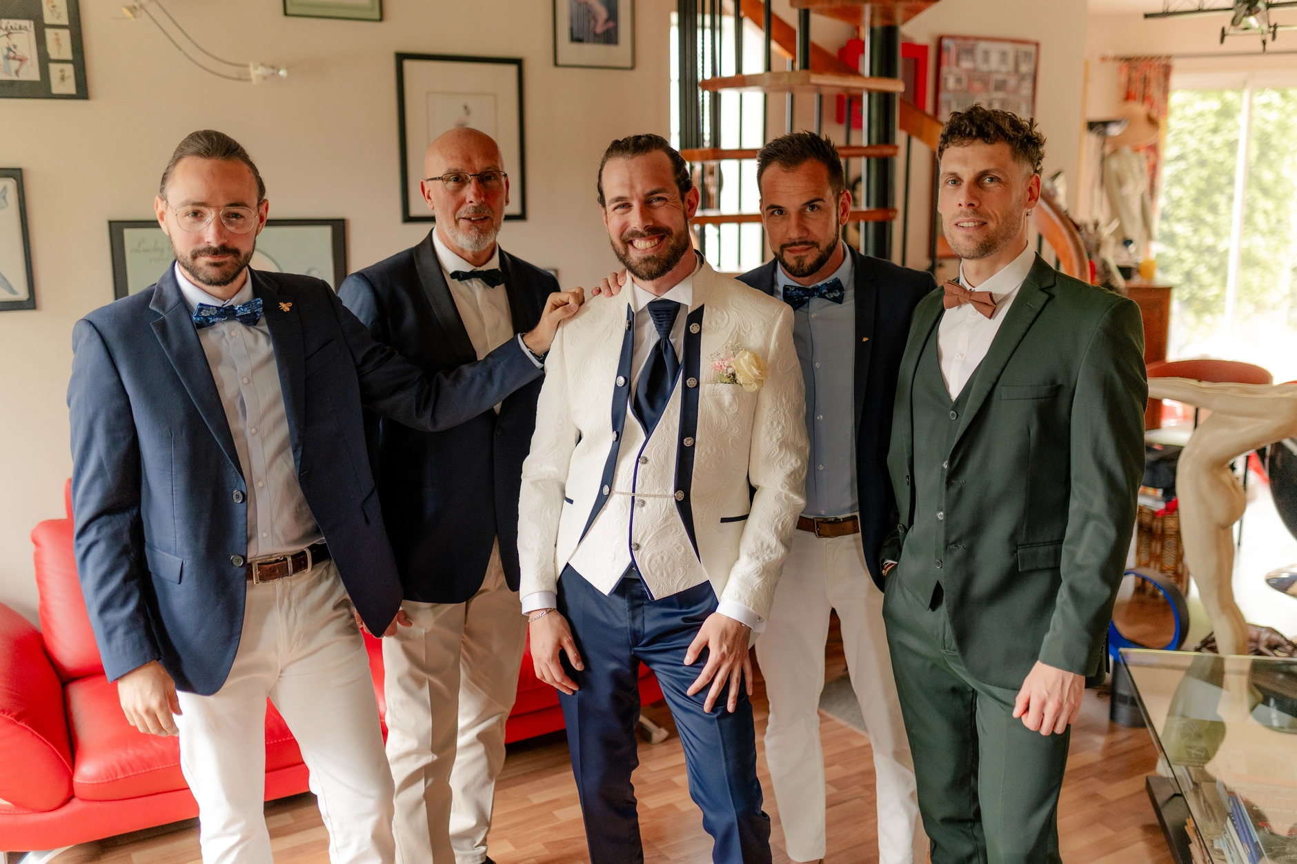 El novio Romain with groomsmen indoors – fotografía de boda Francia