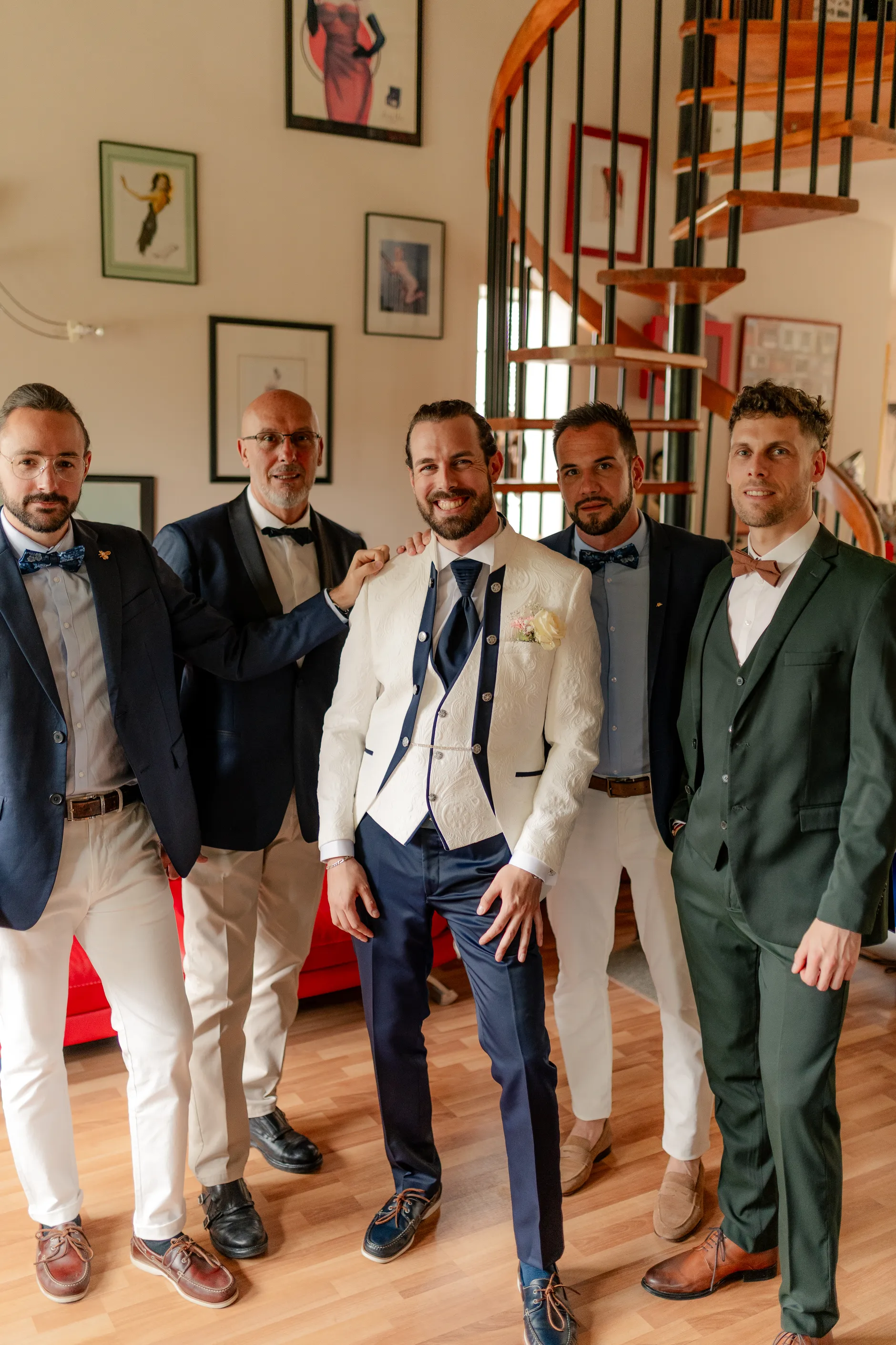 Getting ready scene indoors – Deus y Romain boda Milly-la-Forêt Francia