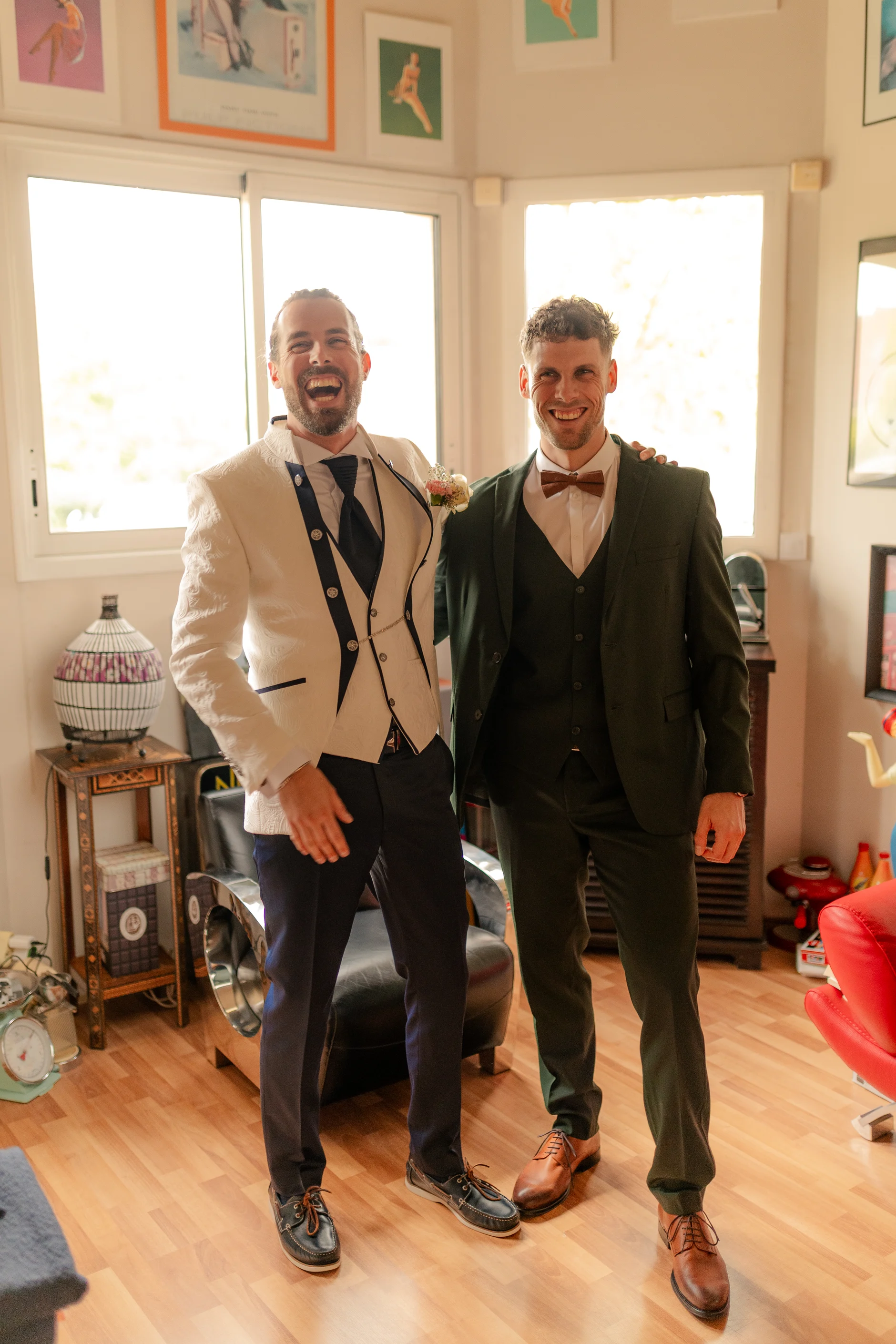 Couple walking toward ceremonia al aire libre – Deus y Romain boda Milly-la-Forêt