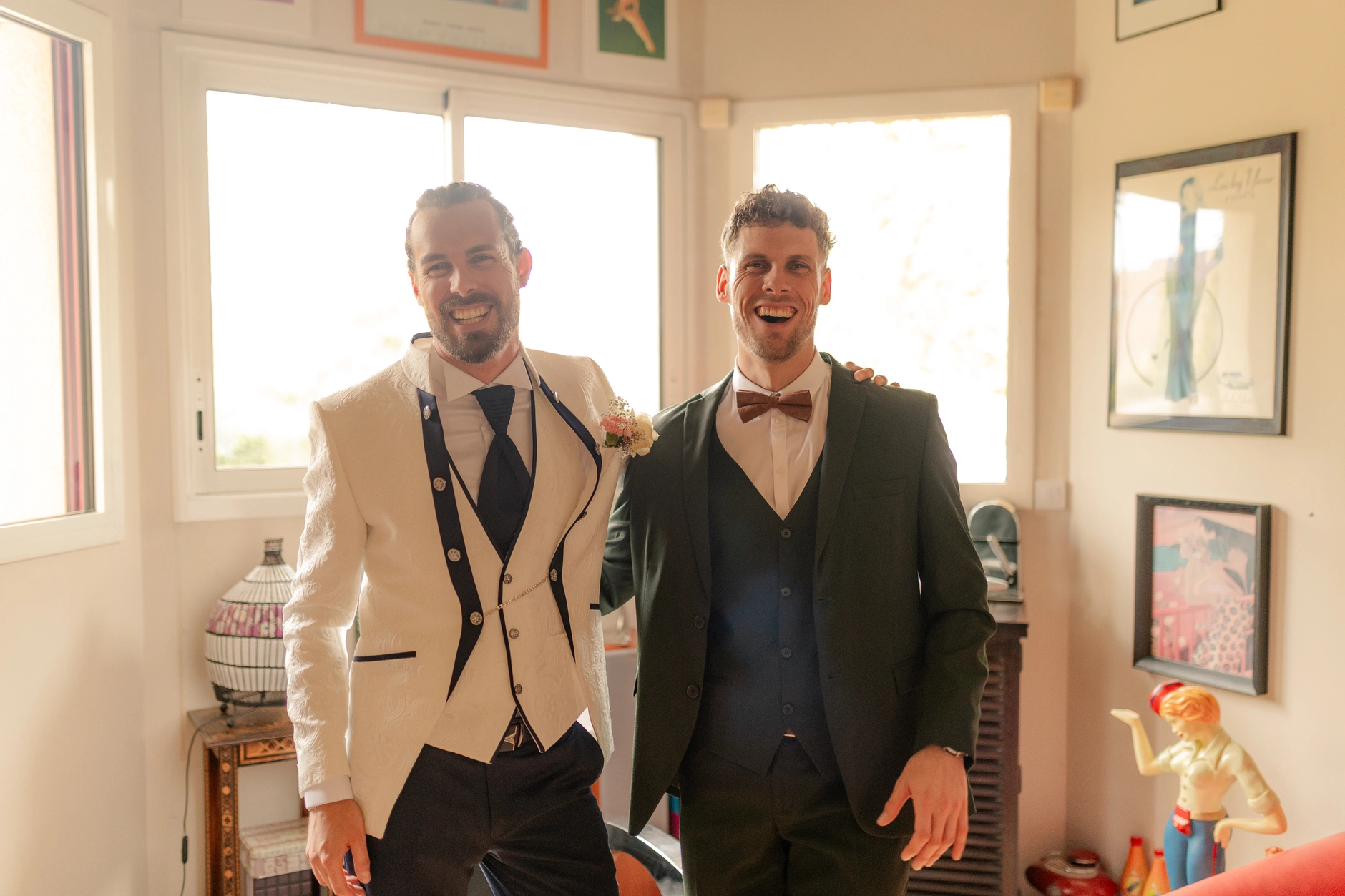 El novio Romain waiting at outdoor altar under pergola – wedding ceremony Francia