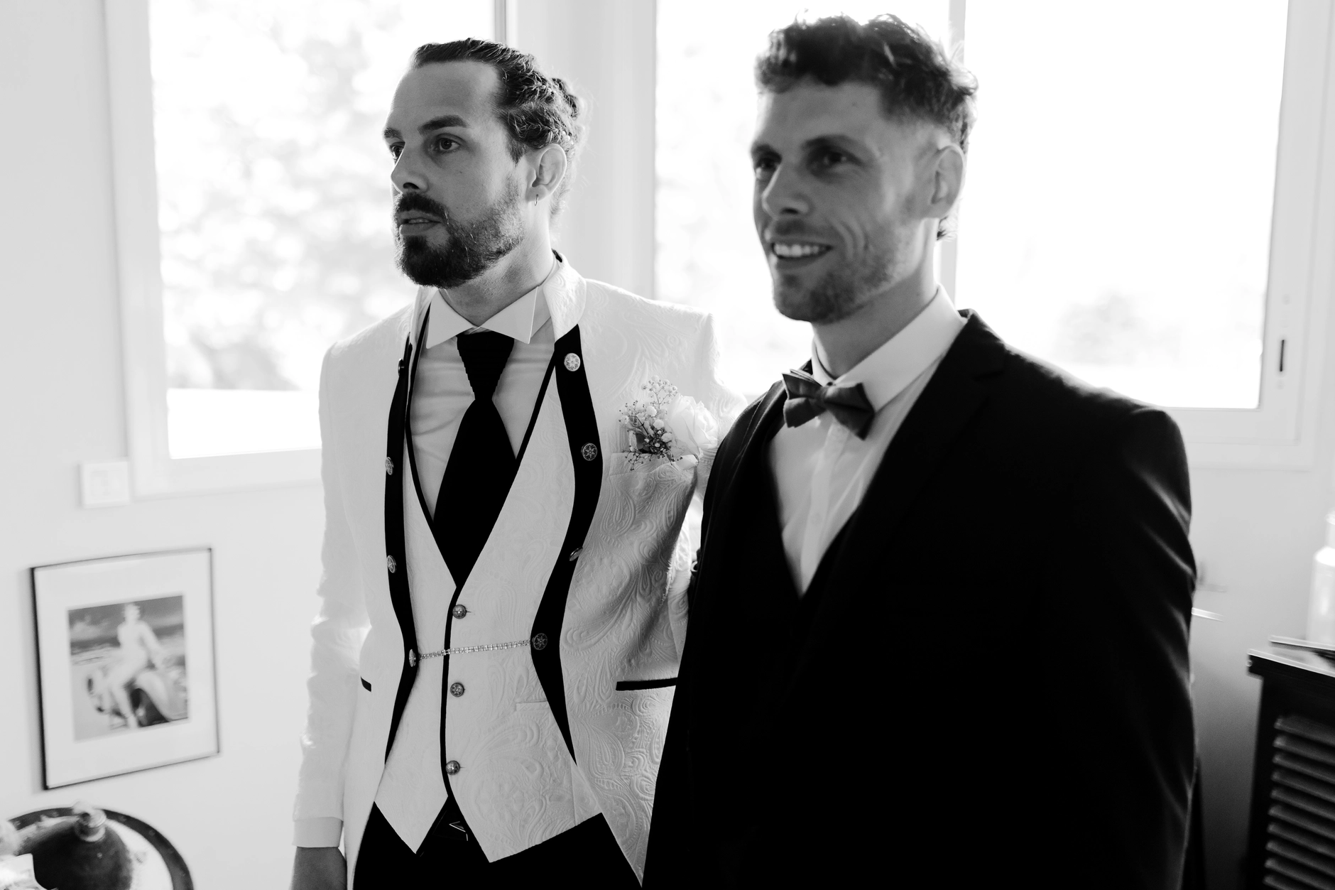 La novia y el novio at altar, ceremonia al aire libre under wooden pergola – boda Milly-la-Forêt Francia