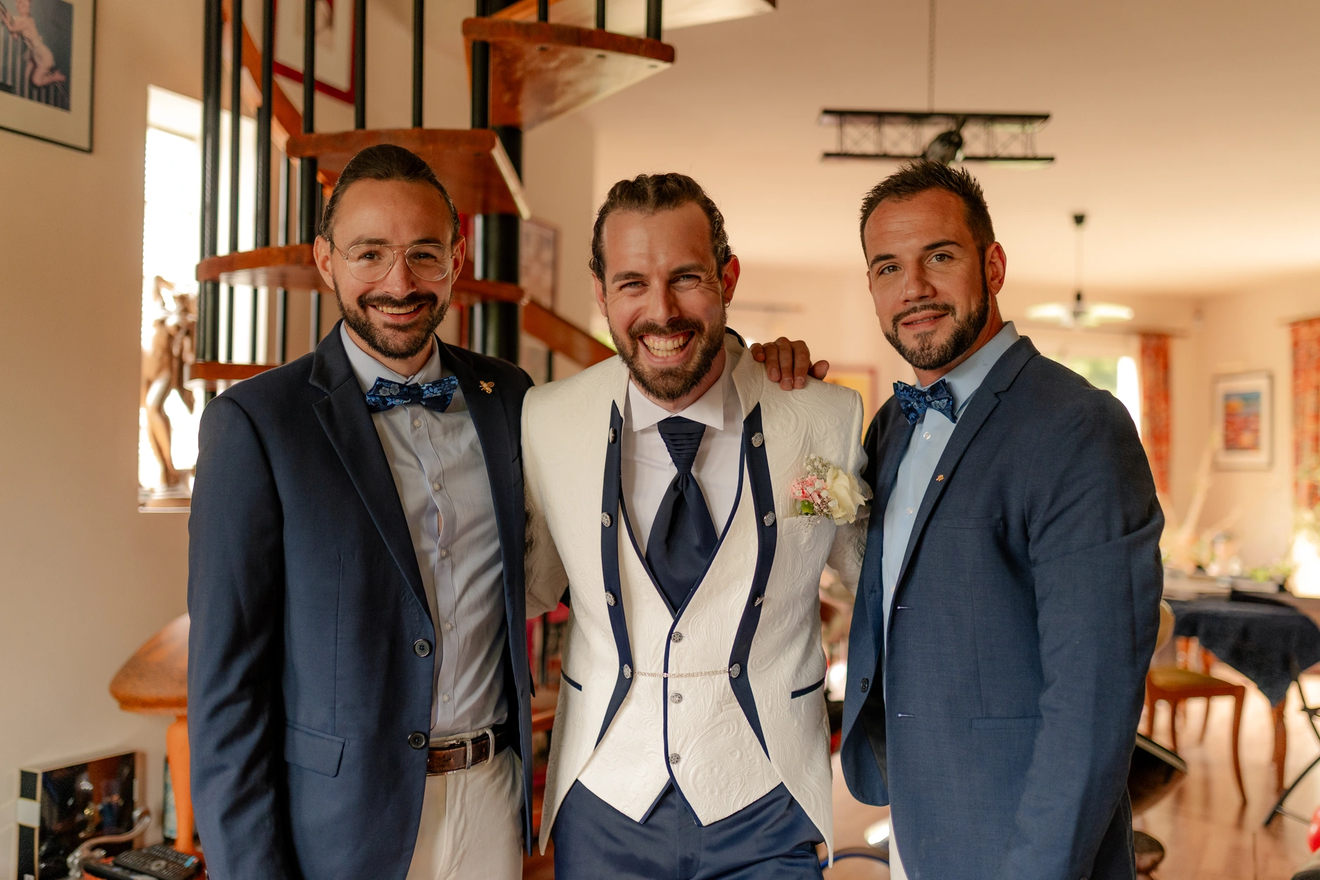 Invitados cheering as couple exits ceremony – wedding celebration Francia