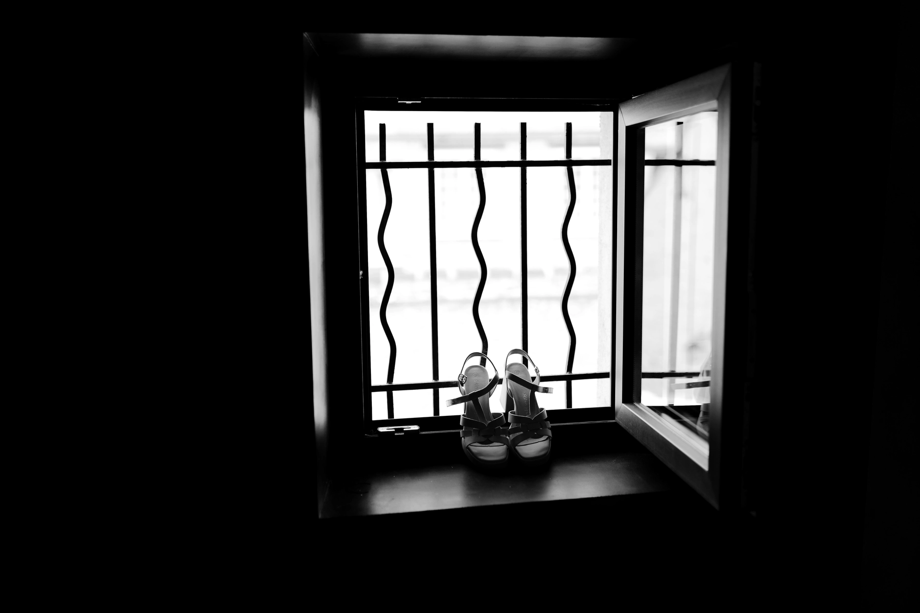 Outdoor group portrait of invitados at wedding – fotografía de boda Milly-la-Forêt