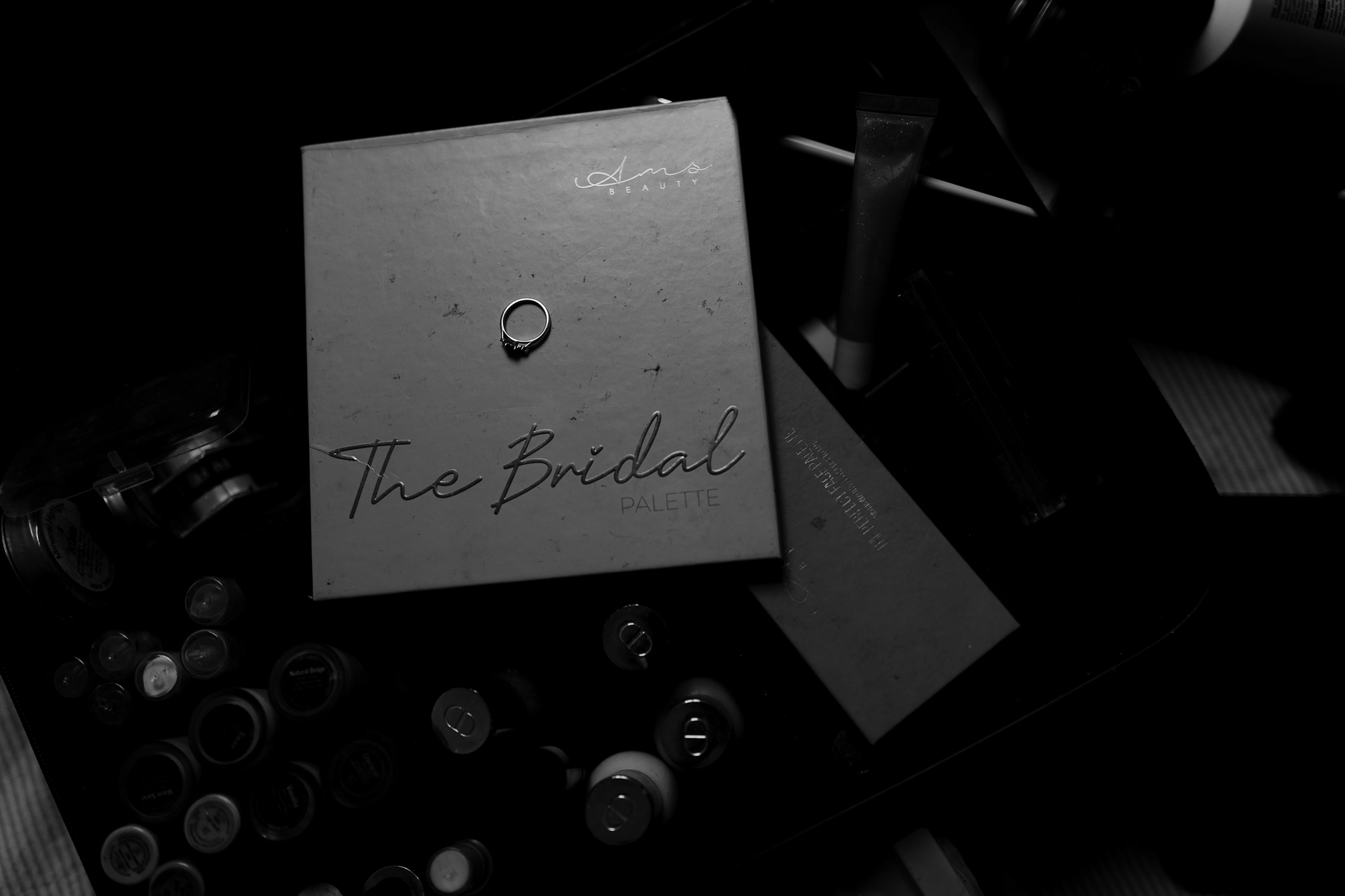 Invitados mingling al aire libre after ceremony – fotografía de boda Milly-la-Forêt Francia