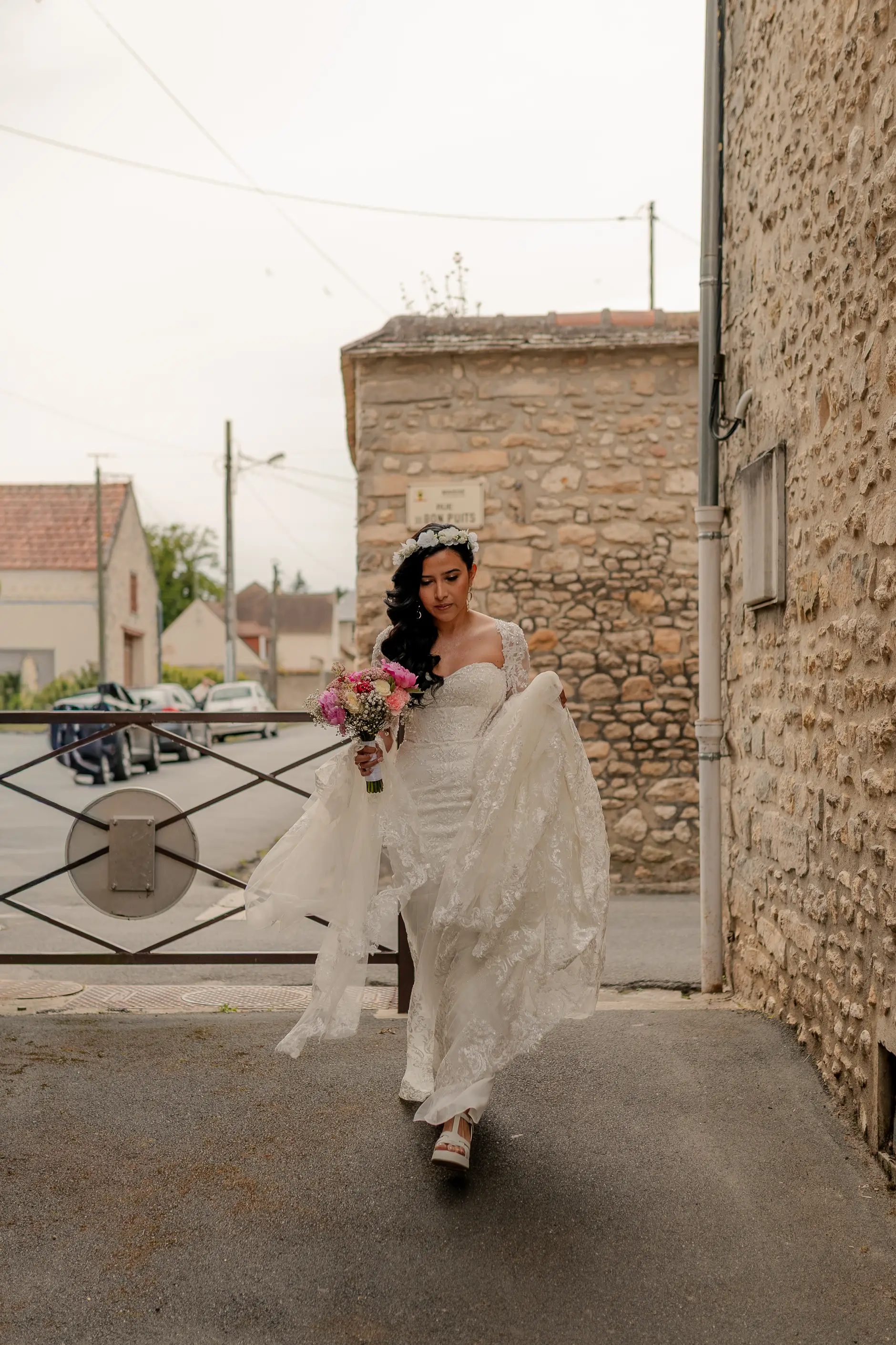 Wide outdoor recepción scene, invitados on lawn – Deus y Romain boda Francia