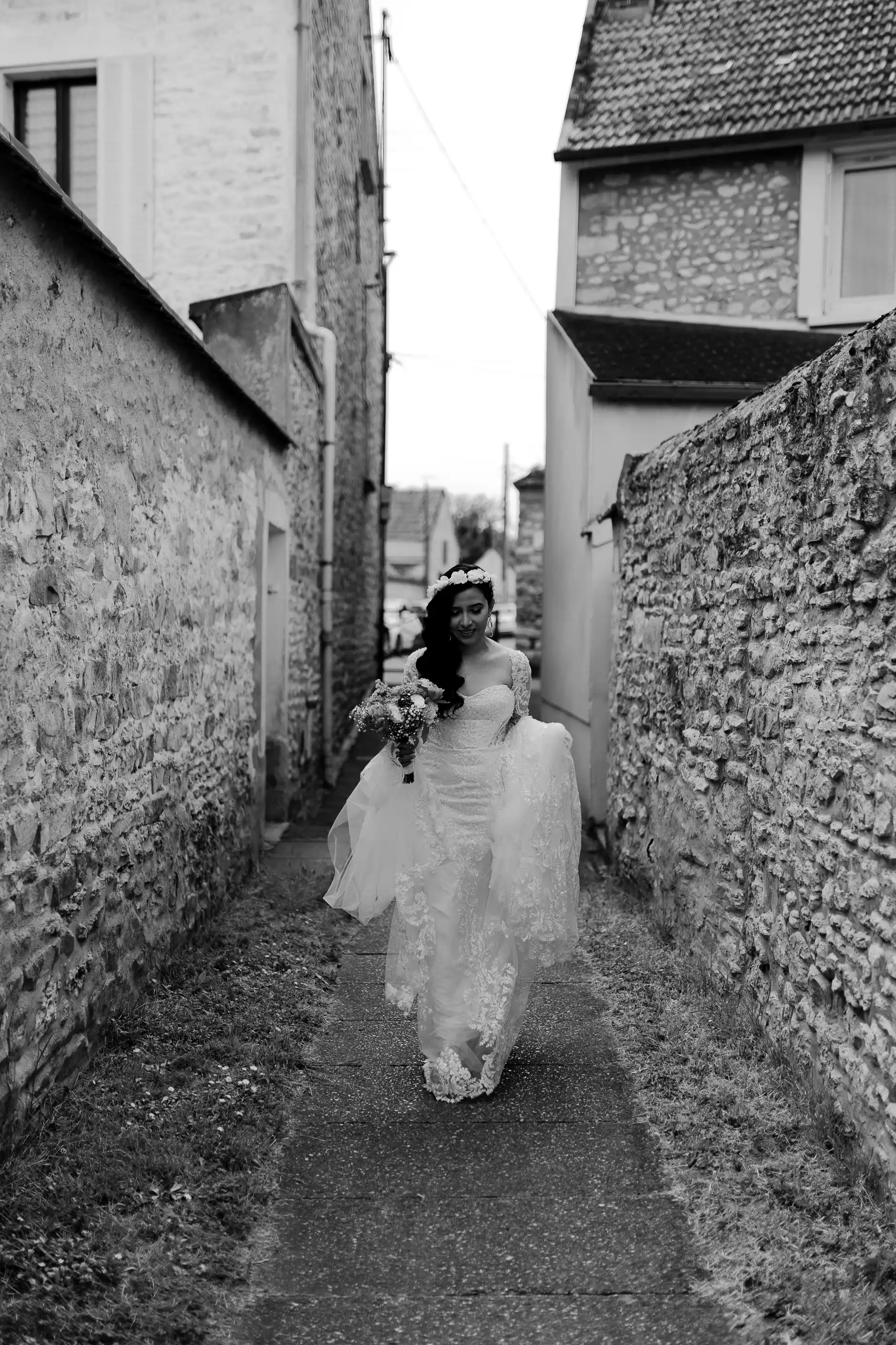 La novia Deus laughing with invitados at outdoor recepción – fotografía de boda Francia