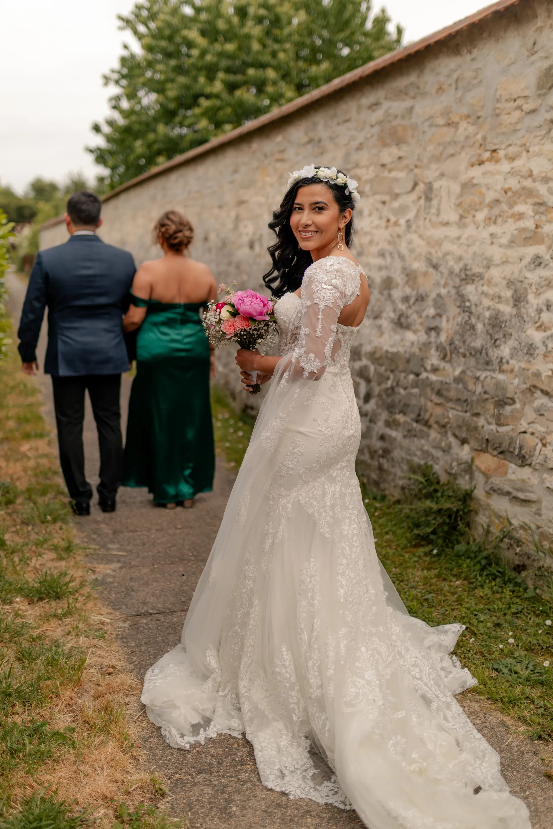 Retrato de pareja at outdoor recepción – Deus y Romain boda Milly-la-Forêt Francia