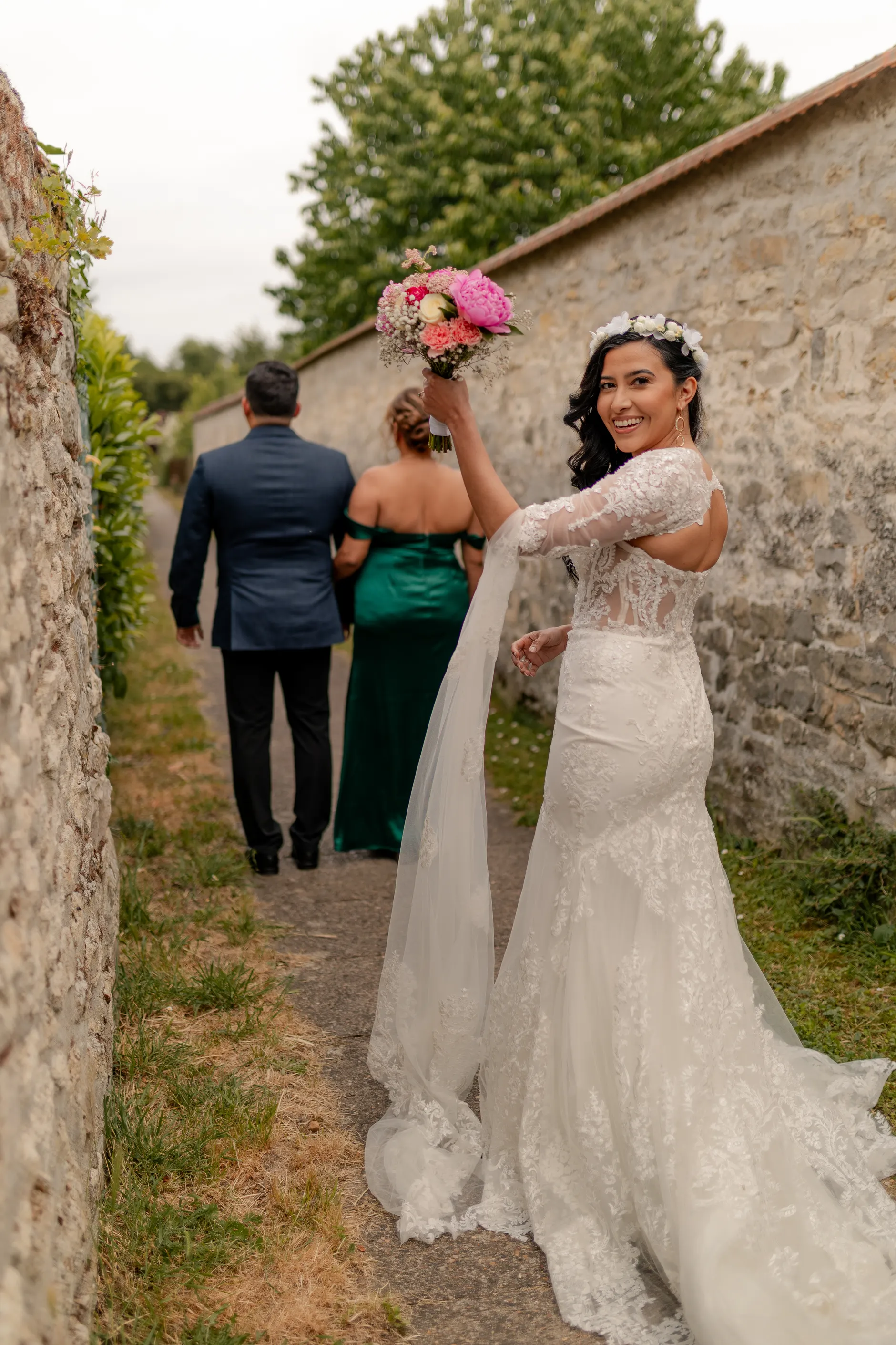 La novia Deus smiling at recepción, ramo en la mano – fotografía de boda Francia
