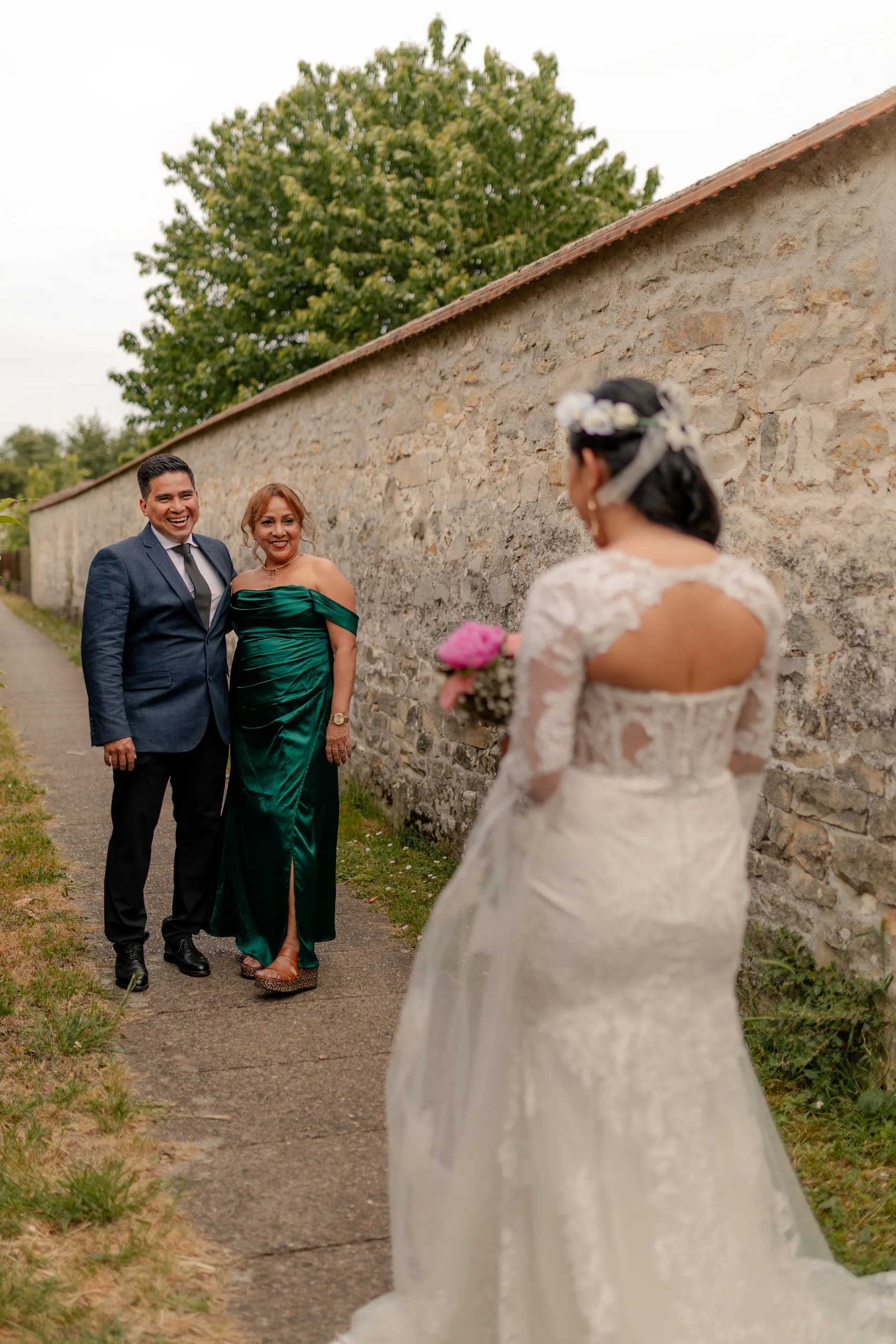 El novio Romain riendo en outdoor recepción – boda Milly-la-Forêt Francia