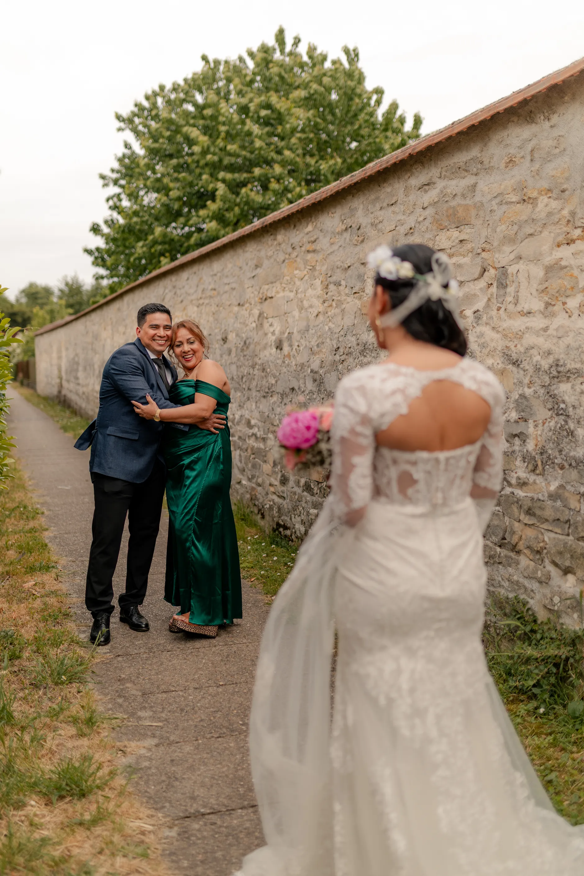 Outdoor recepción scene with trees and invitados – Deus y Romain boda Francia
