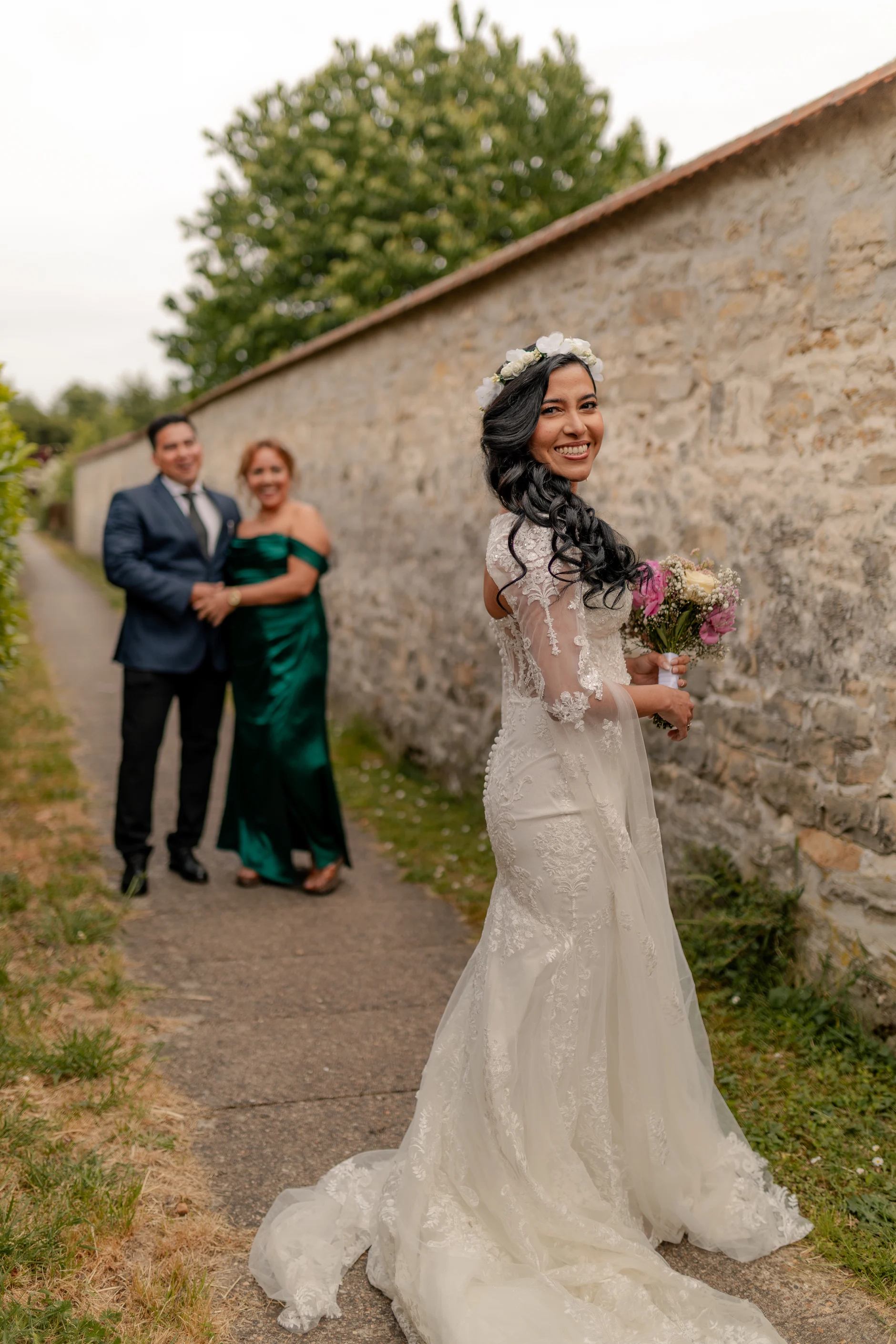 Couple walking through celebrating crowd – fotografía de boda Milly-la-Forêt
