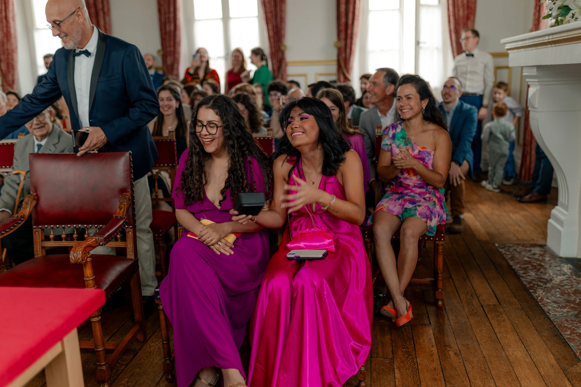 Outdoor recepción bailando scene, colorful guest dresses – boda Milly-la-Forêt Francia
